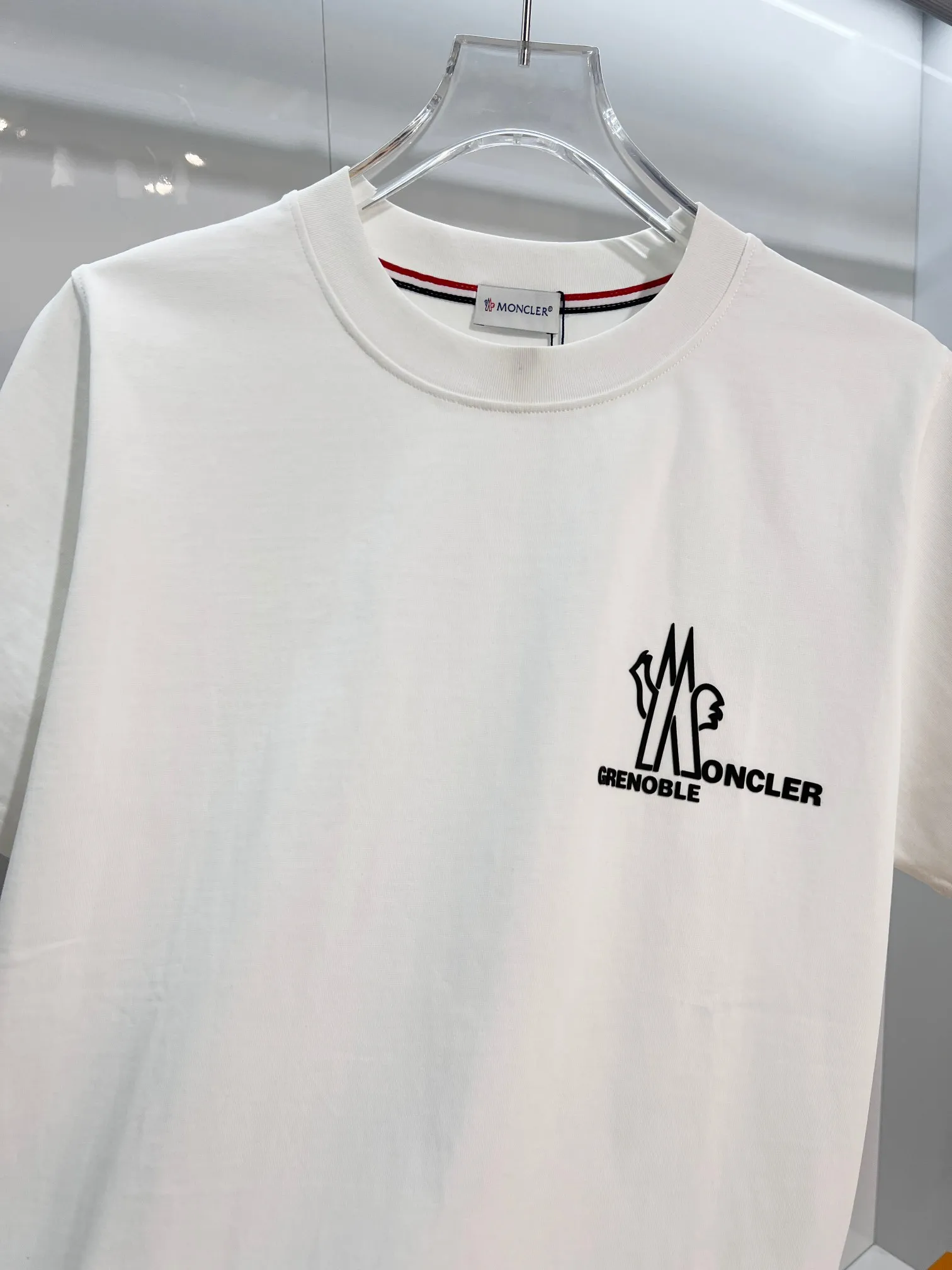 P150 MONCLER/Muzzled 300g pure cotton round neck short-sleeved T-shirt Brand classic Three-dimensional offset letter LOGO embossing process 2025ss official synchronization High version High quality Fashion personality Versatile trend Pure original quality Original fabric Hang tag Collar label Washed wheat Complete three standards Color: Black. White. Size: S M L XL XXL