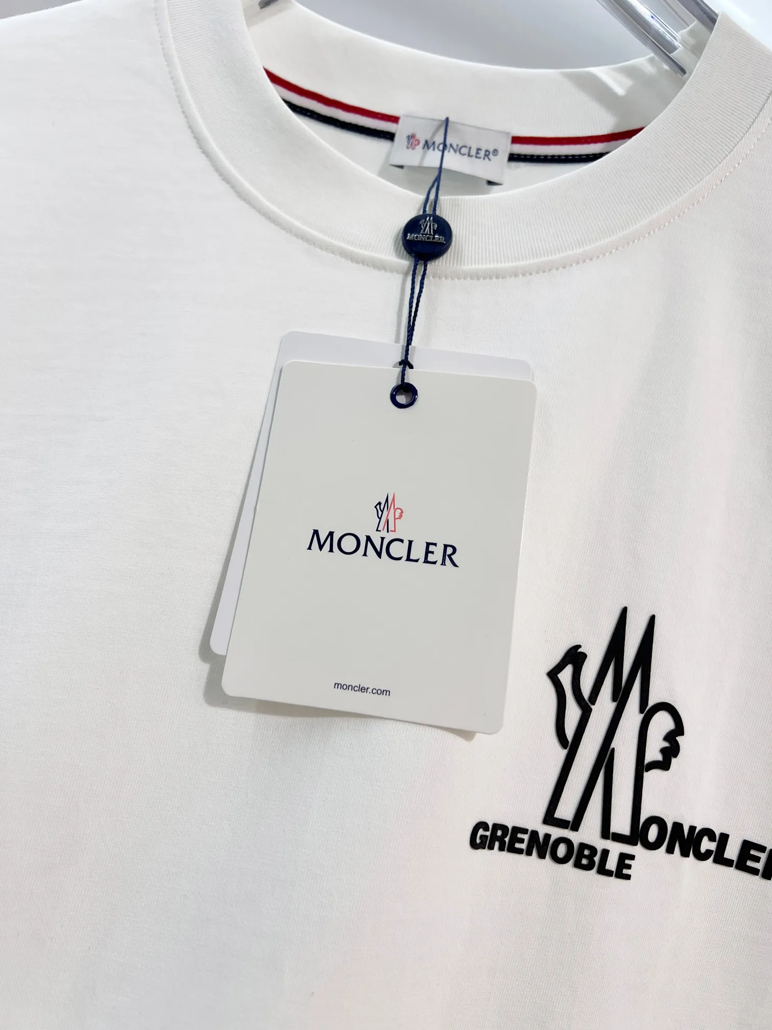 P150 MONCLER/Muzzled 300g pure cotton round neck short-sleeved T-shirt Brand classic Three-dimensional offset letter LOGO embossing process 2025ss official synchronization High version High quality Fashion personality Versatile trend Pure original quality Original fabric Hang tag Collar label Washed wheat Complete three standards Color: Black. White. Size: S M L XL XXL