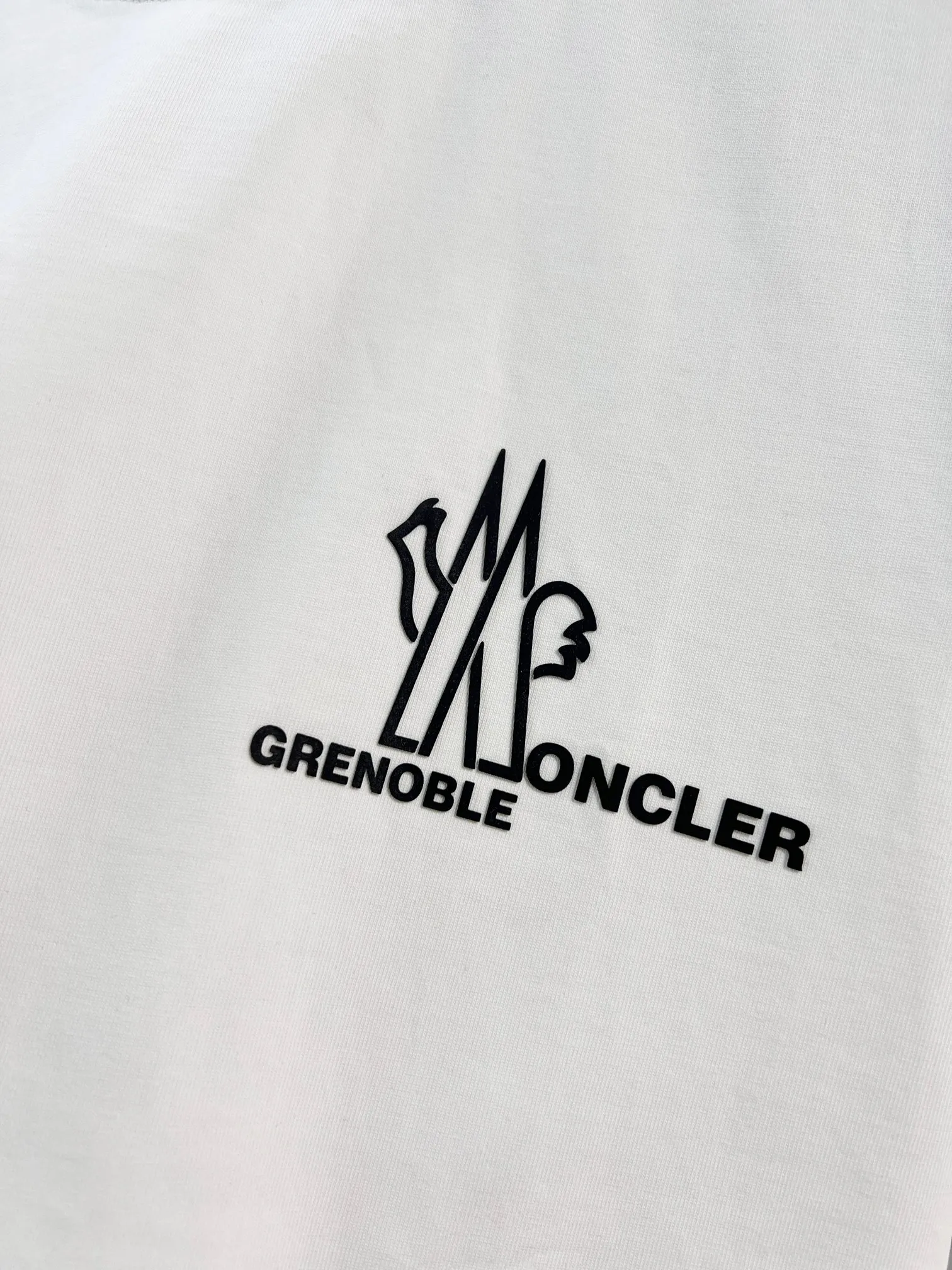 P150 MONCLER/Muzzled 300g pure cotton round neck short-sleeved T-shirt Brand classic Three-dimensional offset letter LOGO embossing process 2025ss official synchronization High version High quality Fashion personality Versatile trend Pure original quality Original fabric Hang tag Collar label Washed wheat Complete three standards Color: Black. White. Size: S M L XL XXL