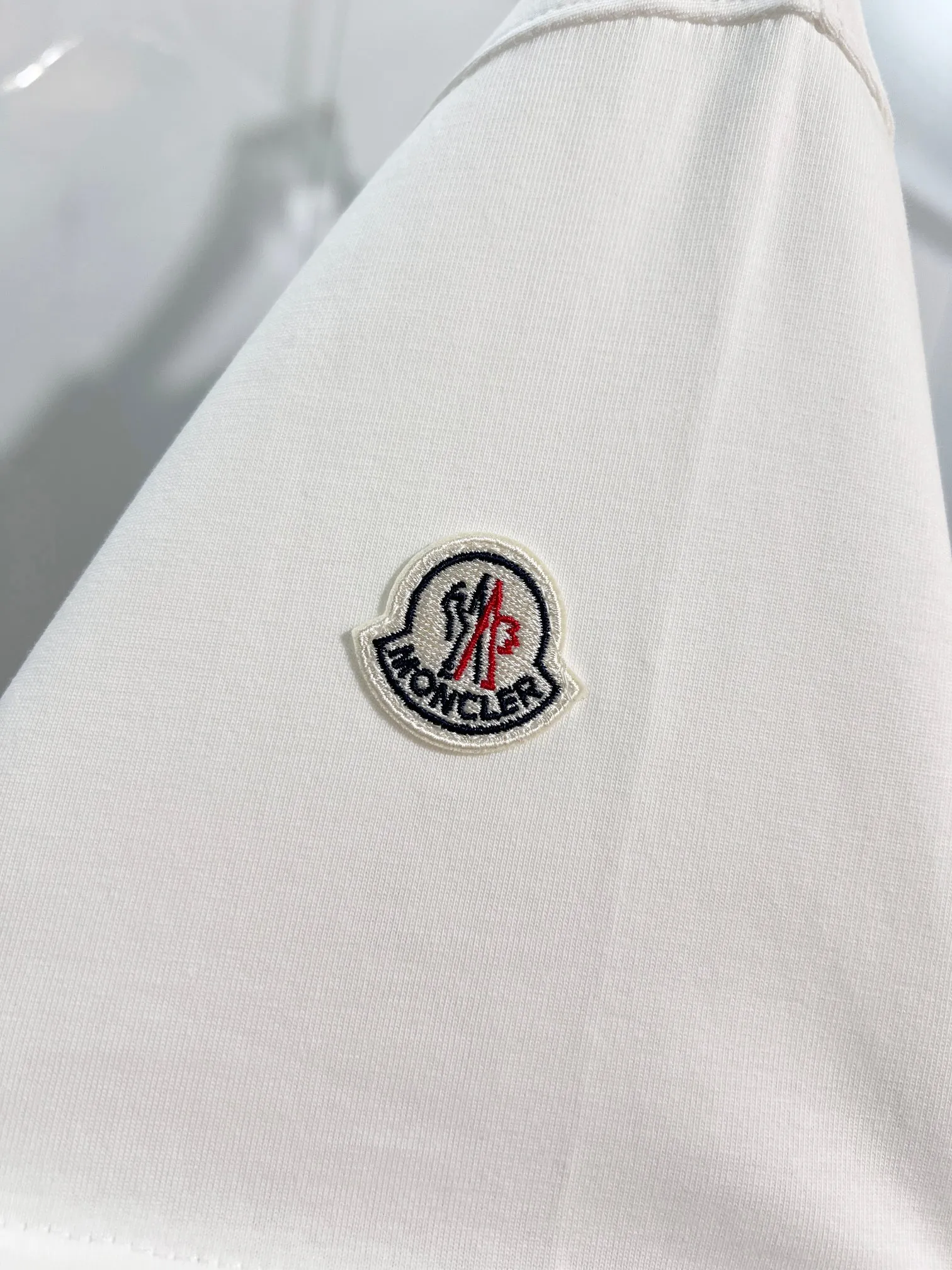 P150 MONCLER/Muzzled 300g pure cotton round neck short-sleeved T-shirt Brand classic Three-dimensional offset letter LOGO embossing process 2025ss official synchronization High version High quality Fashion personality Versatile trend Pure original quality Original fabric Hang tag Collar label Washed wheat Complete three standards Color: Black. White. Size: S M L XL XXL
