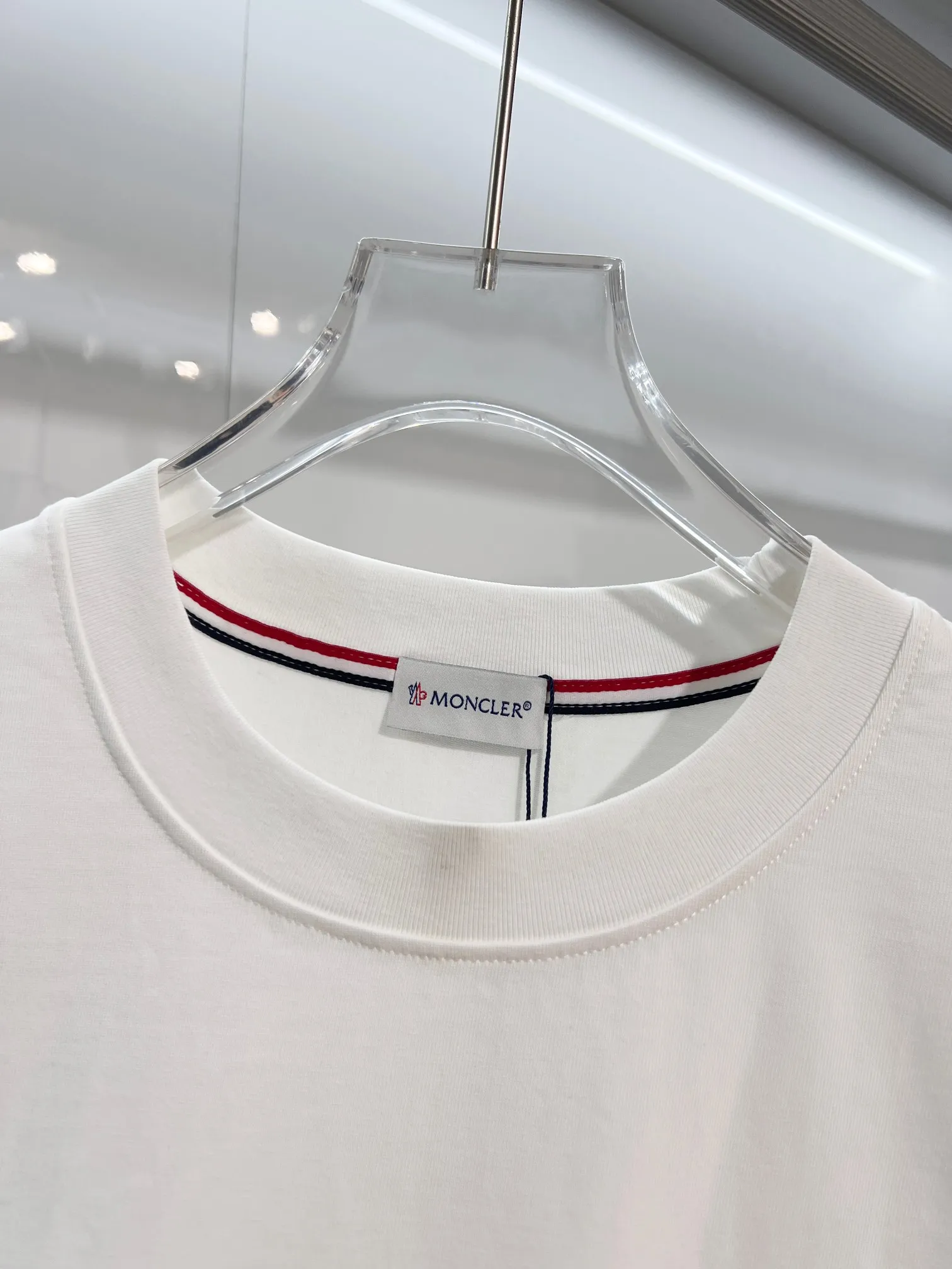 P150 MONCLER/Muzzled 300g pure cotton round neck short-sleeved T-shirt Brand classic Three-dimensional offset letter LOGO embossing process 2025ss official synchronization High version High quality Fashion personality Versatile trend Pure original quality Original fabric Hang tag Collar label Washed wheat Complete three standards Color: Black. White. Size: S M L XL XXL