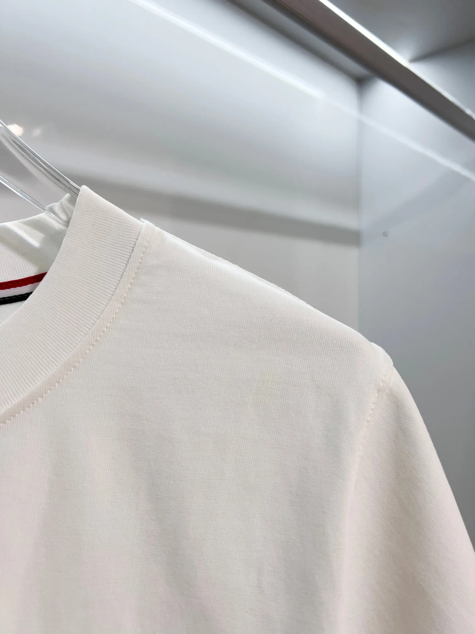 P150 MONCLER/Muzzled 300g pure cotton round neck short-sleeved T-shirt Brand classic Three-dimensional offset letter LOGO embossing process 2025ss official synchronization High version High quality Fashion personality Versatile trend Pure original quality Original fabric Hang tag Collar label Washed wheat Complete three standards Color: Black. White. Size: S M L XL XXL