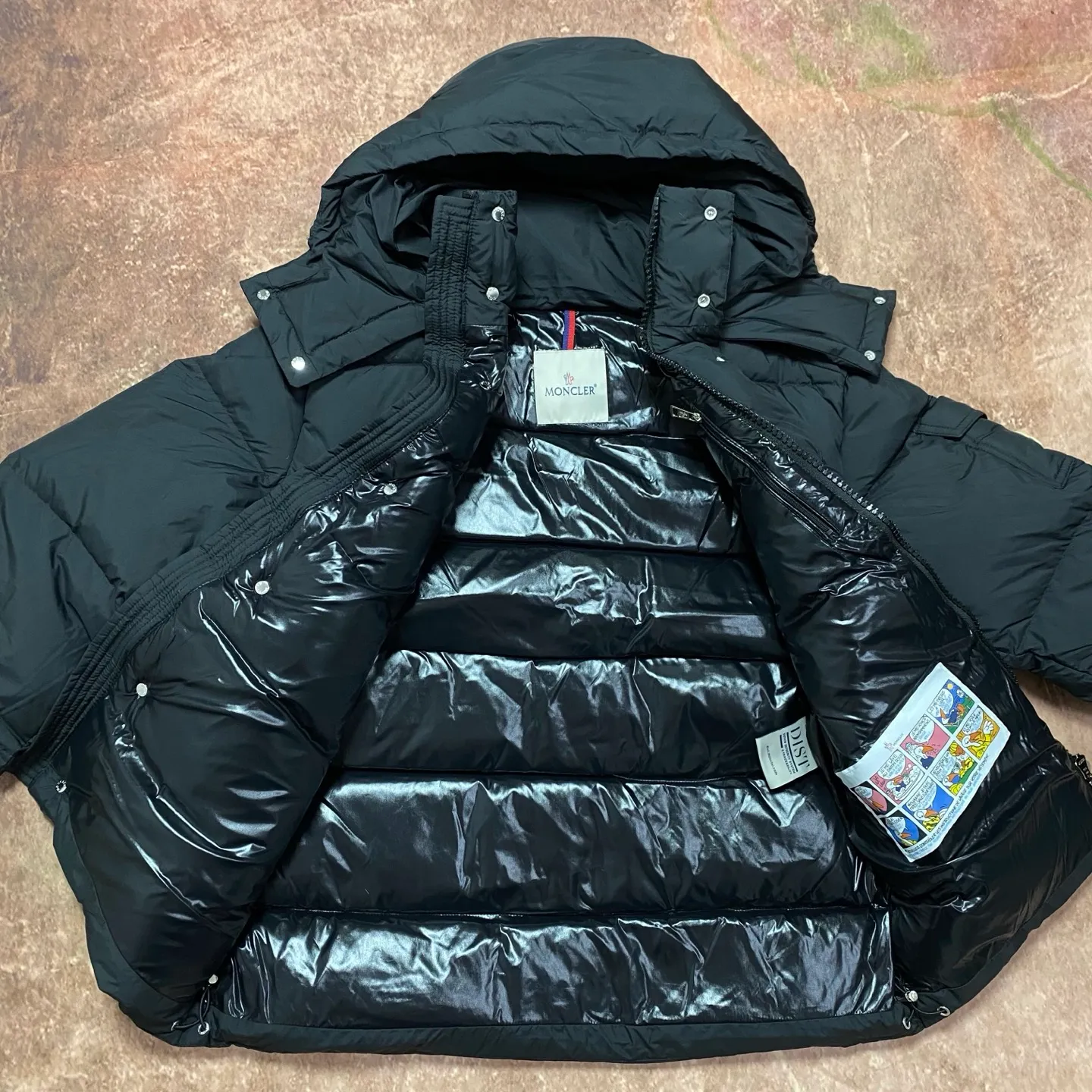P840 MONCLER matte Maya down jacket. Process description: Made of the brand's iconic longue saison fabric, it has both light texture and excellent thermal insulation performance. This unisex down jacket has a matte appearance and is lined with lon léger brillant material to ensure comfort. Its core filling is 90% high-quality goose down, with a down filling capacity of 204 grams, providing excellent thermal insulation effect. The design continues the classic elements of Moner, with the short silhouette and sleeve patch pocket details paying tribute to the Maya series. In terms of functionality, it is equipped with a detachable and adjustable hood, a dual zipper and snap button opening system, and a zipper pocket to enhance practicality. The sleeves are specially designed with adjustable cuffs and a drawstring hem design, so you can freely adjust the tightness according to your needs. The overall craftsmanship is exquisite, which not only retains Moner's consistent fashion genes, but also enhances the convenience of daily wear through exquisite detail processing. ⚠️Color: Black ⚠️Size: 12345