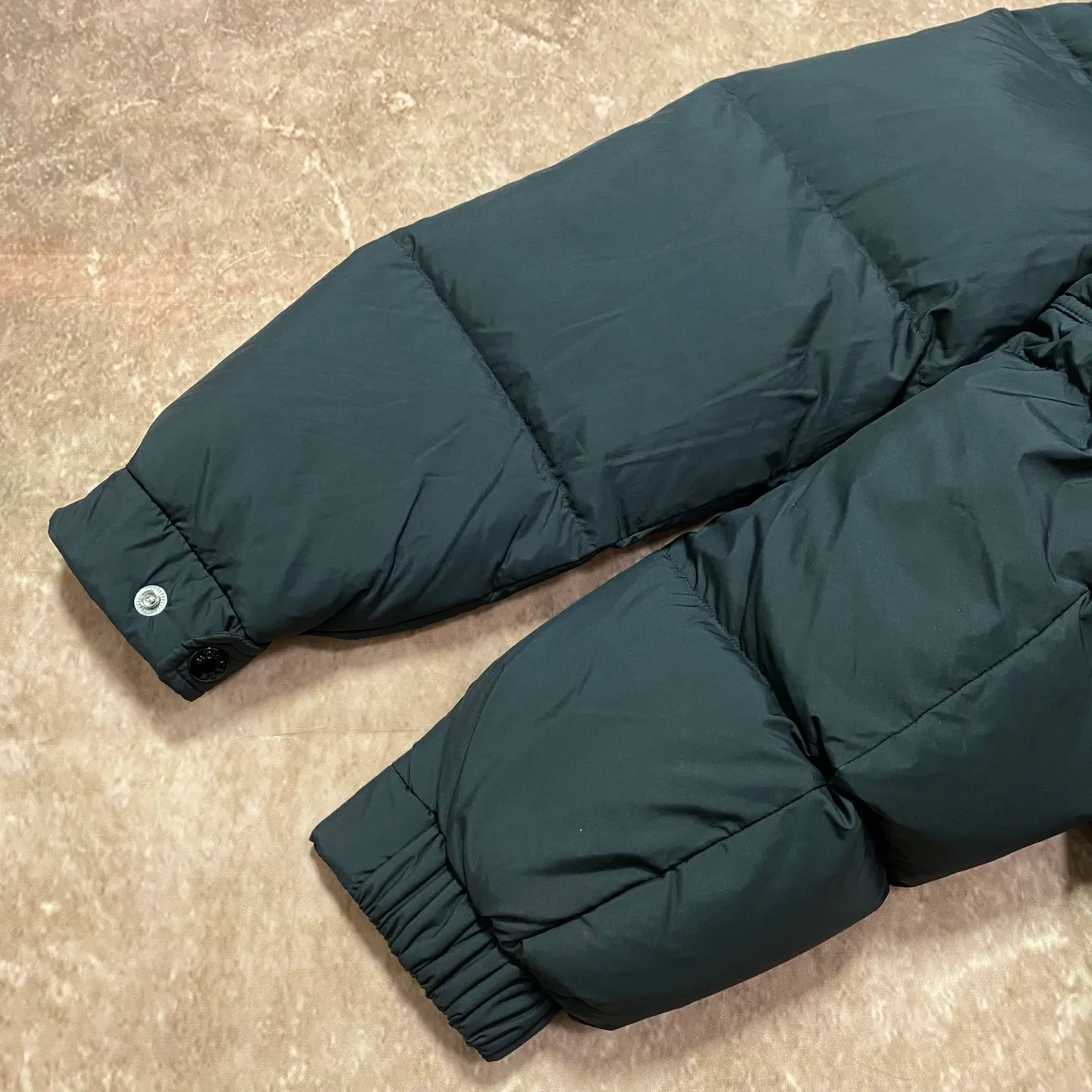 P840 MONCLER matte Maya down jacket. Process description: Made of the brand's iconic longue saison fabric, it has both light texture and excellent thermal insulation performance. This unisex down jacket has a matte appearance and is lined with lon léger brillant material to ensure comfort. Its core filling is 90% high-quality goose down, with a down filling capacity of 204 grams, providing excellent thermal insulation effect. The design continues the classic elements of Moner, with the short silhouette and sleeve patch pocket details paying tribute to the Maya series. In terms of functionality, it is equipped with a detachable and adjustable hood, a dual zipper and snap button opening system, and a zipper pocket to enhance practicality. The sleeves are specially designed with adjustable cuffs and a drawstring hem design, so you can freely adjust the tightness according to your needs. The overall craftsmanship is exquisite, which not only retains Moner's consistent fashion genes, but also enhances the convenience of daily wear through exquisite detail processing. ⚠️Color: Black ⚠️Size: 12345