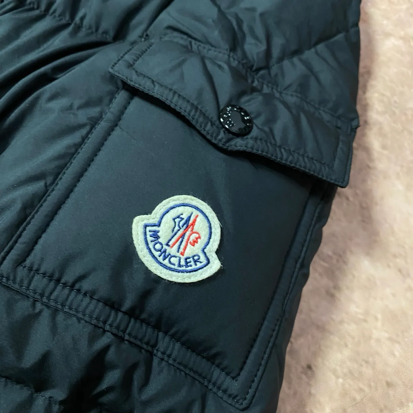 P840 MONCLER matte Maya down jacket. Process description: Made of the brand's iconic longue saison fabric, it has both light texture and excellent thermal insulation performance. This unisex down jacket has a matte appearance and is lined with lon léger brillant material to ensure comfort. Its core filling is 90% high-quality goose down, with a down filling capacity of 204 grams, providing excellent thermal insulation effect. The design continues the classic elements of Moner, with the short silhouette and sleeve patch pocket details paying tribute to the Maya series. In terms of functionality, it is equipped with a detachable and adjustable hood, a dual zipper and snap button opening system, and a zipper pocket to enhance practicality. The sleeves are specially designed with adjustable cuffs and a drawstring hem design, so you can freely adjust the tightness according to your needs. The overall craftsmanship is exquisite, which not only retains Moner's consistent fashion genes, but also enhances the convenience of daily wear through exquisite detail processing. ⚠️Color: Black ⚠️Size: 12345