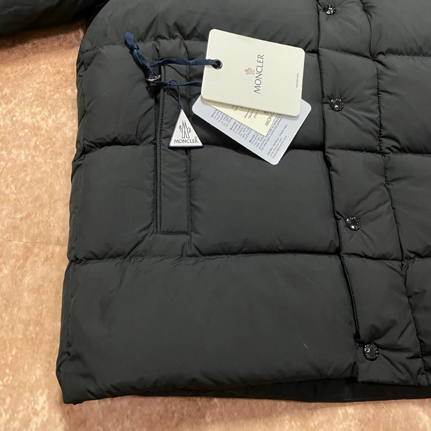 P840 MONCLER matte Maya down jacket. Process description: Made of the brand's iconic longue saison fabric, it has both light texture and excellent thermal insulation performance. This unisex down jacket has a matte appearance and is lined with lon léger brillant material to ensure comfort. Its core filling is 90% high-quality goose down, with a down filling capacity of 204 grams, providing excellent thermal insulation effect. The design continues the classic elements of Moner, with the short silhouette and sleeve patch pocket details paying tribute to the Maya series. In terms of functionality, it is equipped with a detachable and adjustable hood, a dual zipper and snap button opening system, and a zipper pocket to enhance practicality. The sleeves are specially designed with adjustable cuffs and a drawstring hem design, so you can freely adjust the tightness according to your needs. The overall craftsmanship is exquisite, which not only retains Moner's consistent fashion genes, but also enhances the convenience of daily wear through exquisite detail processing. ⚠️Color: Black ⚠️Size: 12345