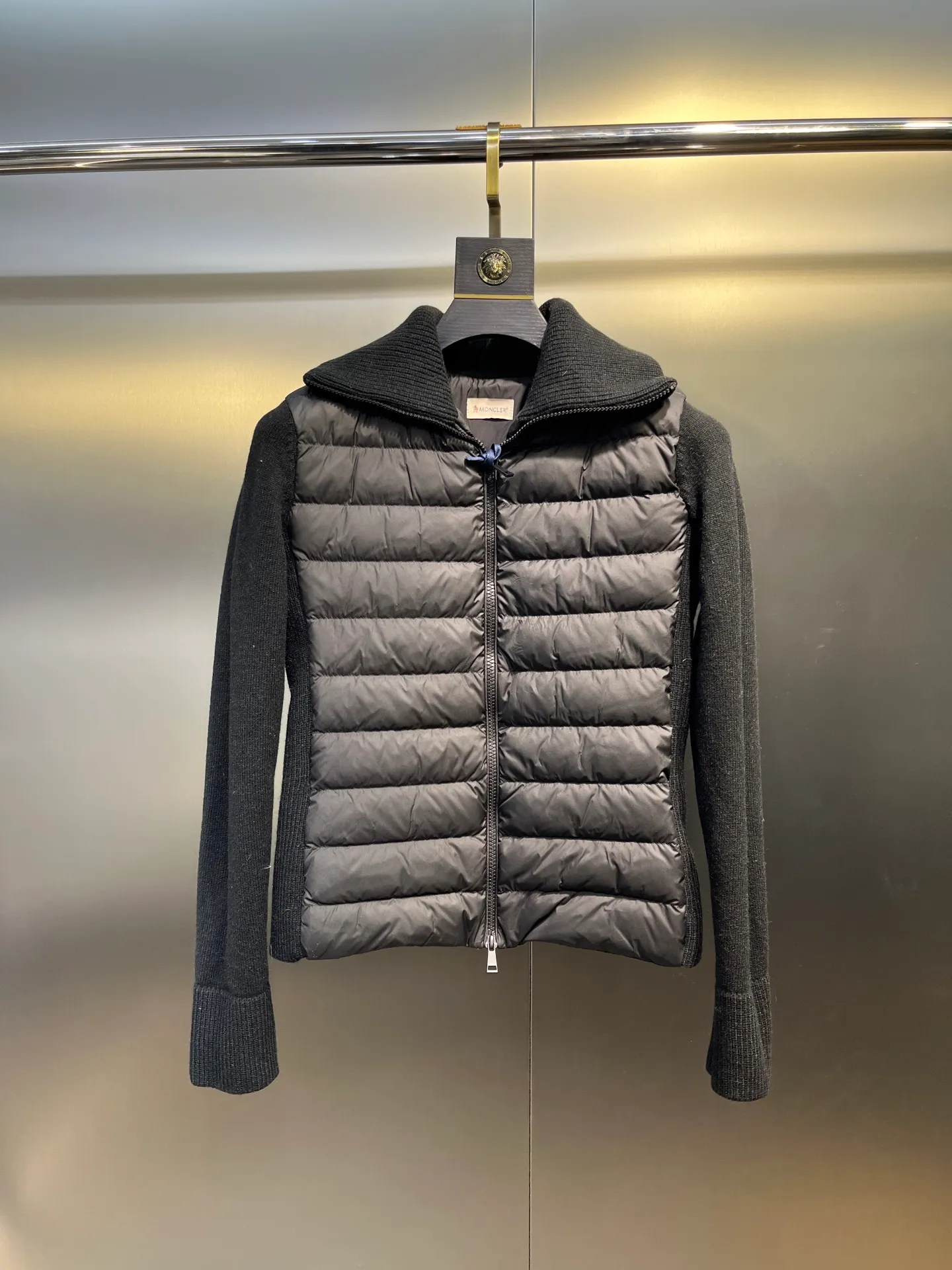 P780 MONCLER 25FW new autumn and winter men's padded wool zipper hoody. This wool hood is equipped with a padded down front and is a practical item suitable for multi-season wear. This hood features a quilted logo, highlighting the brand's heritage. Designed in a lightweight knit, it's a practical addition to your versatile wardrobe and can be easily worn in milder weather. Made of wool Longue saison lining Longue saison front, filled with down Rib knit 12 gauge Thick soft hood Zip closure Pockets Sizes: S-XL