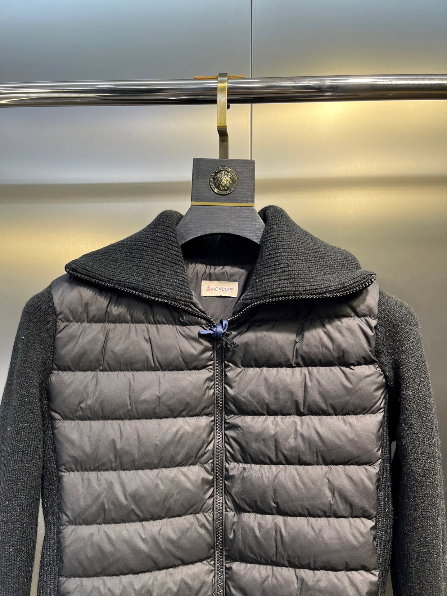 P780 MONCLER 25FW new autumn and winter men's padded wool zipper hoody. This wool hood is equipped with a padded down front and is a practical item suitable for multi-season wear. This hood features a quilted logo, highlighting the brand's heritage. Designed in a lightweight knit, it's a practical addition to your versatile wardrobe and can be easily worn in milder weather. Made of wool Longue saison lining Longue saison front, filled with down Rib knit 12 gauge Thick soft hood Zip closure Pockets Sizes: S-XL