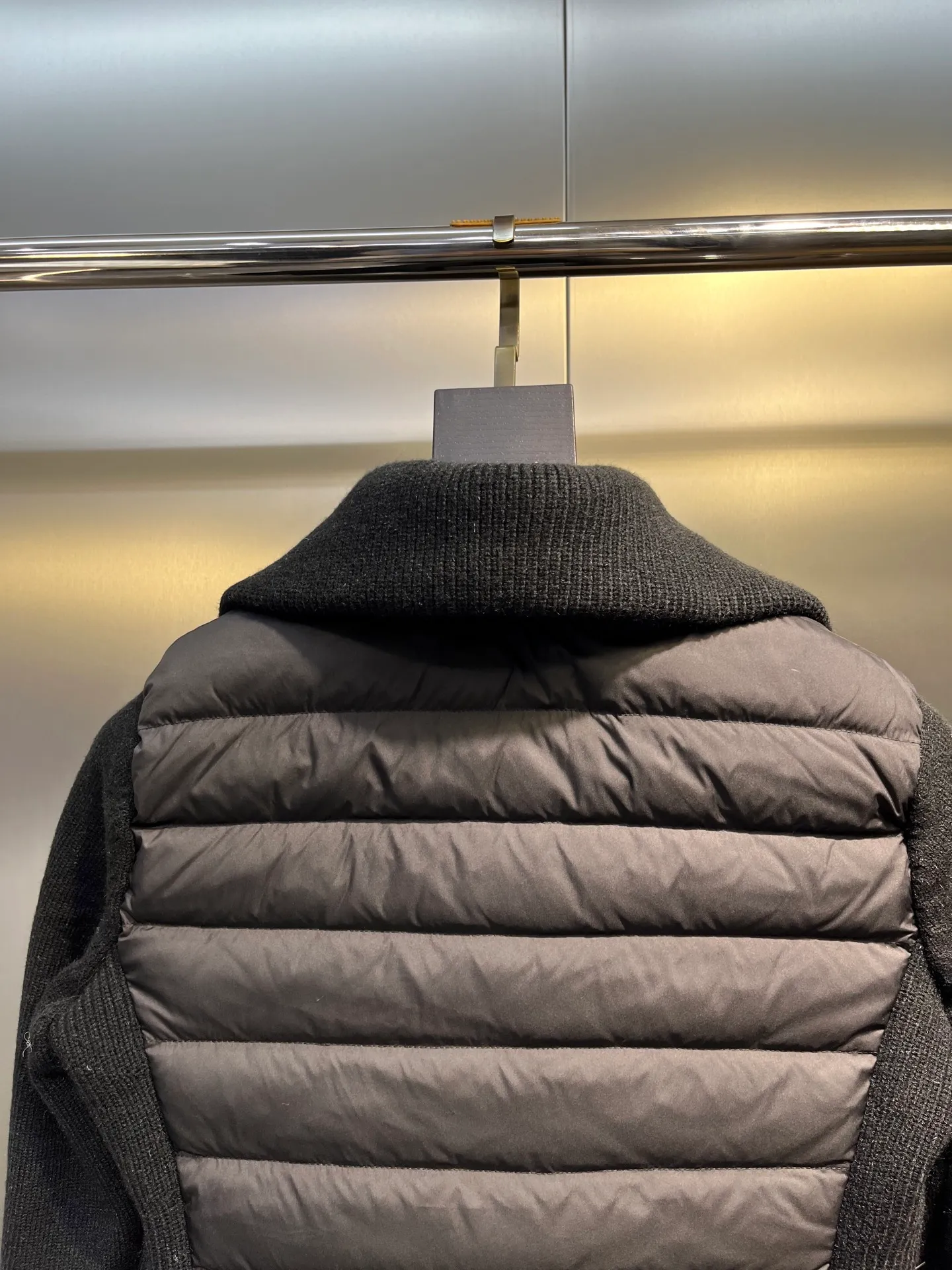 P780 MONCLER 25FW new autumn and winter men's padded wool zipper hoody. This wool hood is equipped with a padded down front and is a practical item suitable for multi-season wear. This hood features a quilted logo, highlighting the brand's heritage. Designed in a lightweight knit, it's a practical addition to your versatile wardrobe and can be easily worn in milder weather. Made of wool Longue saison lining Longue saison front, filled with down Rib knit 12 gauge Thick soft hood Zip closure Pockets Sizes: S-XL