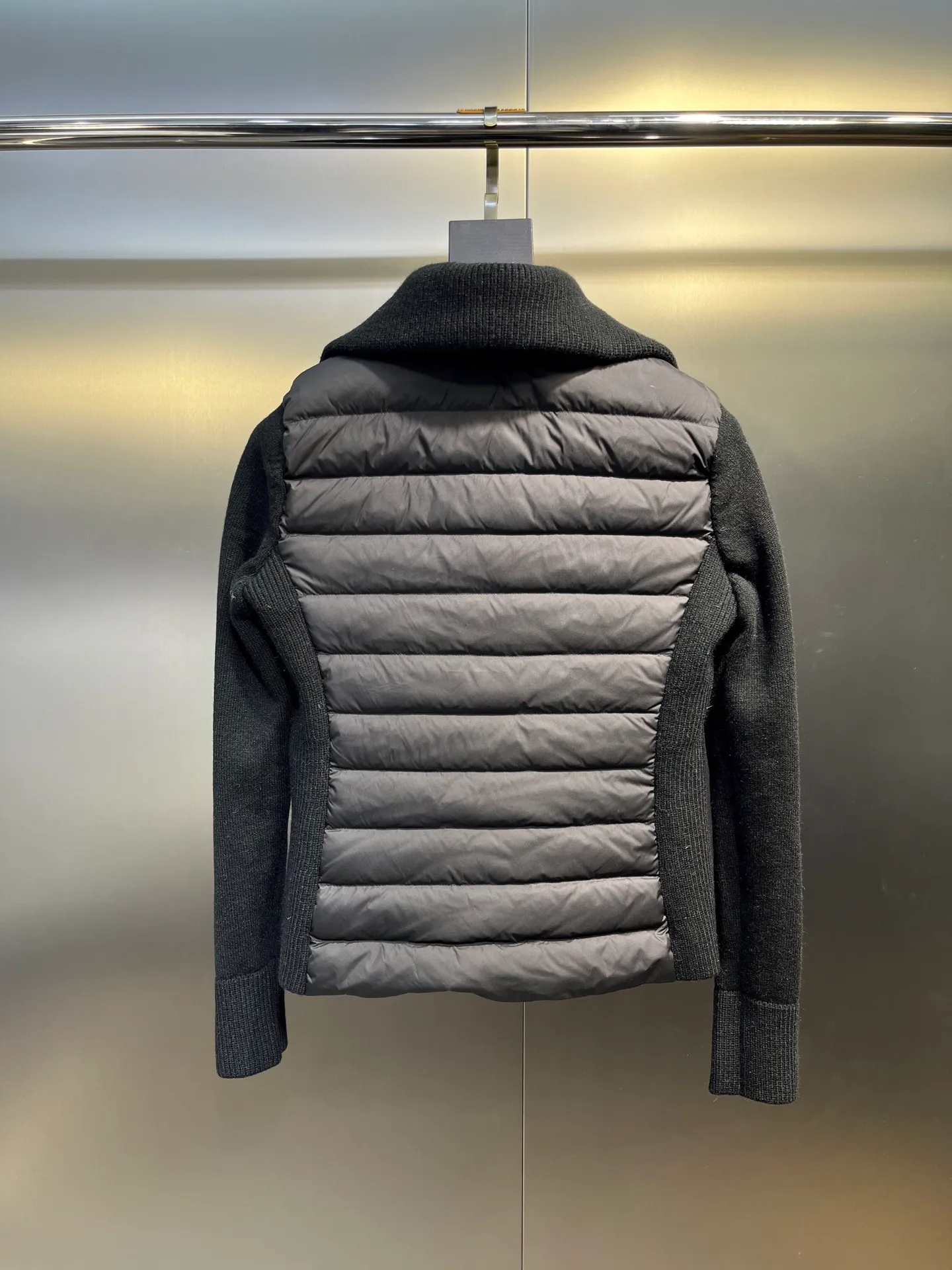 P780 MONCLER 25FW new autumn and winter men's padded wool zipper hoody. This wool hood is equipped with a padded down front and is a practical item suitable for multi-season wear. This hood features a quilted logo, highlighting the brand's heritage. Designed in a lightweight knit, it's a practical addition to your versatile wardrobe and can be easily worn in milder weather. Made of wool Longue saison lining Longue saison front, filled with down Rib knit 12 gauge Thick soft hood Zip closure Pockets Sizes: S-XL