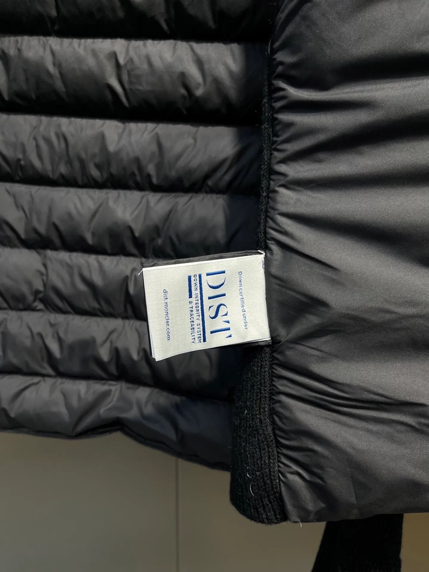 P780 MONCLER 25FW new autumn and winter men's padded wool zipper hoody. This wool hood is equipped with a padded down front and is a practical item suitable for multi-season wear. This hood features a quilted logo, highlighting the brand's heritage. Designed in a lightweight knit, it's a practical addition to your versatile wardrobe and can be easily worn in milder weather. Made of wool Longue saison lining Longue saison front, filled with down Rib knit 12 gauge Thick soft hood Zip closure Pockets Sizes: S-XL