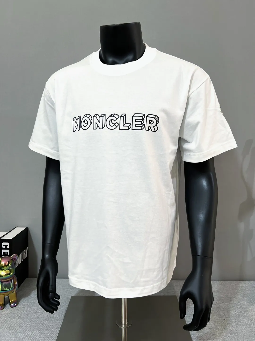 P150 new version of the MONCLER, available for both official and official customers; 3D visual letter printed sleeves on short sleeves, details matched to the official version, strictly controlled logo size , standard size, stitching details are in sync with the official version; Made of 240g double yarn 100% cotton fabric, imported woven thread, collar bone is not easy to deform, factory high temperature washing process, the fabric is soft and breathable, does not shrink, NCF washing mark identification, details are in place and the upper body is good-looking, European size version, loose and suitable, color: black, white, size XS-L