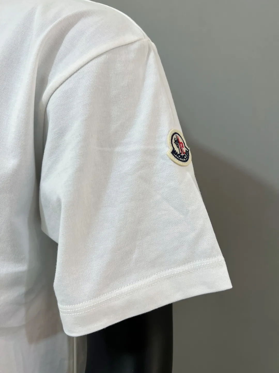 P150 new version of the MONCLER, available for both official and official customers; 3D visual letter printed sleeves on short sleeves, details matched to the official version, strictly controlled logo size , standard size, stitching details are in sync with the official version; Made of 240g double yarn 100% cotton fabric, imported woven thread, collar bone is not easy to deform, factory high temperature washing process, the fabric is soft and breathable, does not shrink, NCF washing mark identification, details are in place and the upper body is good-looking, European size version, loose and suitable, color: black, white, size XS-L