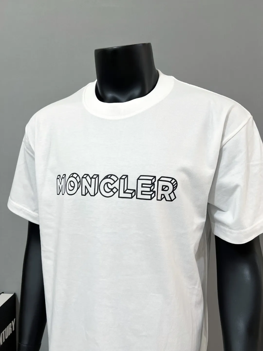 P150 new version of the MONCLER, available for both official and official customers; 3D visual letter printed sleeves on short sleeves, details matched to the official version, strictly controlled logo size , standard size, stitching details are in sync with the official version; Made of 240g double yarn 100% cotton fabric, imported woven thread, collar bone is not easy to deform, factory high temperature washing process, the fabric is soft and breathable, does not shrink, NCF washing mark identification, details are in place and the upper body is good-looking, European size version, loose and suitable, color: black, white, size XS-L