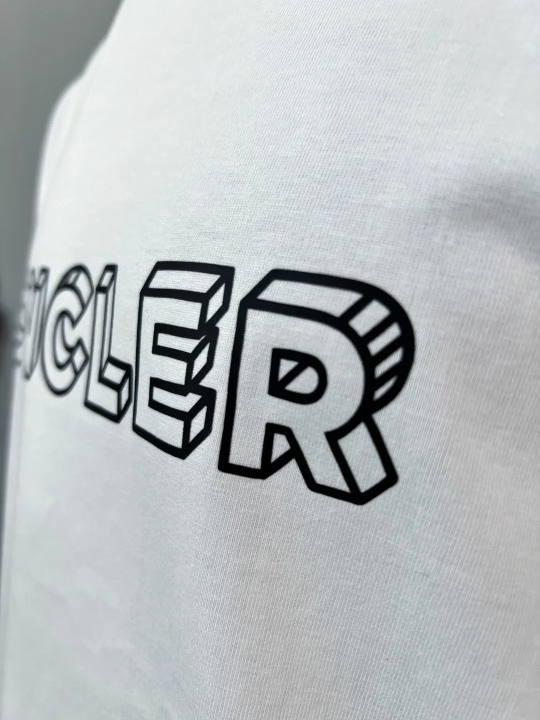 P150 new version of the MONCLER, available for both official and official customers; 3D visual letter printed sleeves on short sleeves, details matched to the official version, strictly controlled logo size , standard size, stitching details are in sync with the official version; Made of 240g double yarn 100% cotton fabric, imported woven thread, collar bone is not easy to deform, factory high temperature washing process, the fabric is soft and breathable, does not shrink, NCF washing mark identification, details are in place and the upper body is good-looking, European size version, loose and suitable, color: black, white, size XS-L