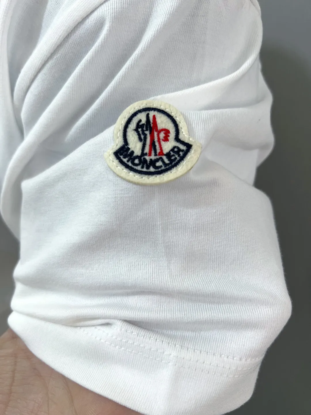 P150 new version of the MONCLER, available for both official and official customers; 3D visual letter printed sleeves on short sleeves, details matched to the official version, strictly controlled logo size , standard size, stitching details are in sync with the official version; Made of 240g double yarn 100% cotton fabric, imported woven thread, collar bone is not easy to deform, factory high temperature washing process, the fabric is soft and breathable, does not shrink, NCF washing mark identification, details are in place and the upper body is good-looking, European size version, loose and suitable, color: black, white, size XS-L