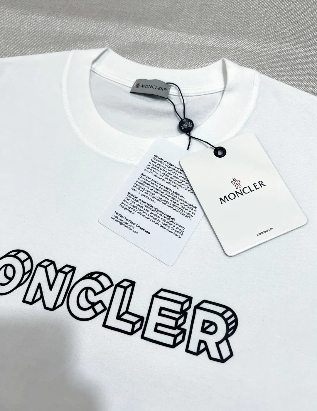 P150 new version of the MONCLER, available for both official and official customers; 3D visual letter printed sleeves on short sleeves, details matched to the official version, strictly controlled logo size , standard size, stitching details are in sync with the official version; Made of 240g double yarn 100% cotton fabric, imported woven thread, collar bone is not easy to deform, factory high temperature washing process, the fabric is soft and breathable, does not shrink, NCF washing mark identification, details are in place and the upper body is good-looking, European size version, loose and suitable, color: black, white, size XS-L