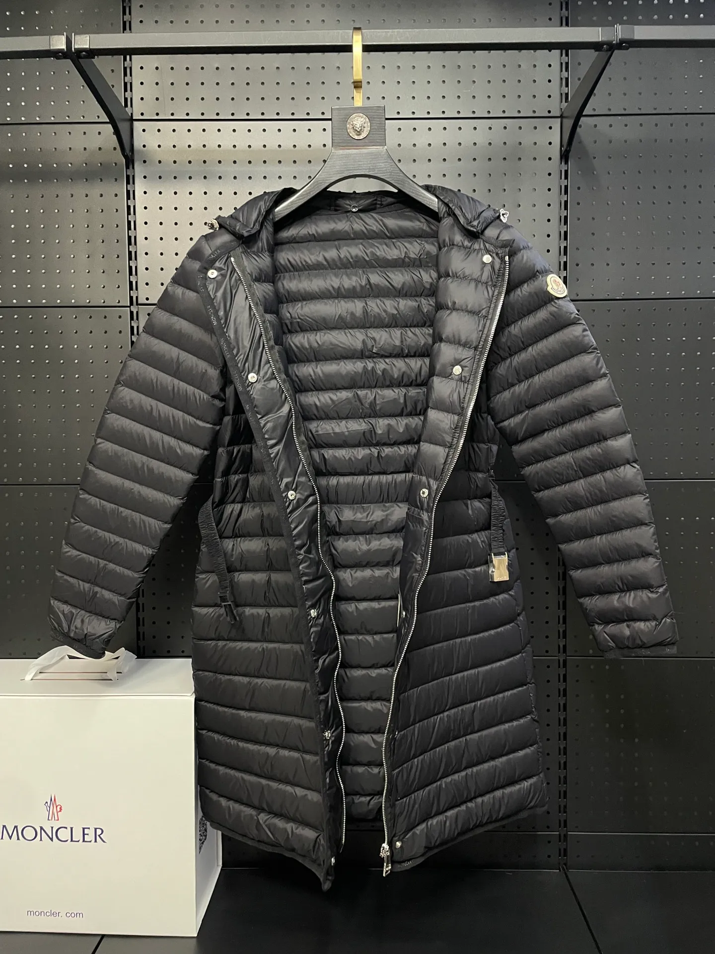 P760 Moncler recently launched OREDONNE women's mid-length slim belted goose down jacket. ✨Complete three labels, synchronized with counters ✨90% goose down filling ✨Slim-fitting waistband design, not picky. Milanese brand Moncler is a benchmark brand in the ski wear industry, and it knows the secret of keeping warm in cold weather. If you want proof, just wear an oredon parka jacket. Made from durable shell and filled with down for added warmth, the silhouette features a quilted and drawstring hood and an elasticated hem for extra protection on chilly days.  Moncler shell down jacket 100% polyamide; filling 90% down, 10% feather; lining 100% polyamide Concealed zip fastening at front Regular fit, drawstring hood, long sleeves, elasticated sleeves and hem, brand badge on sleeves, two front straight pockets with snap buttons, waistband with elasticated waistband, quilted pattern, branded silver Sizes: 0-3