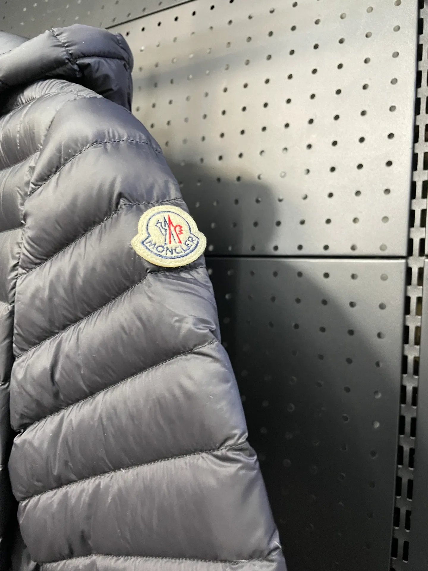 P760 Moncler recently launched OREDONNE women's mid-length slim belted goose down jacket. ✨Complete three labels, synchronized with counters ✨90% goose down filling ✨Slim-fitting waistband design, not picky. Milanese brand Moncler is a benchmark brand in the ski wear industry, and it knows the secret of keeping warm in cold weather. If you want proof, just wear an oredon parka jacket. Made from durable shell and filled with down for added warmth, the silhouette features a quilted and drawstring hood and an elasticated hem for extra protection on chilly days.  Moncler shell down jacket 100% polyamide; filling 90% down, 10% feather; lining 100% polyamide Concealed zip fastening at front Regular fit, drawstring hood, long sleeves, elasticated sleeves and hem, brand badge on sleeves, two front straight pockets with snap buttons, waistband with elasticated waistband, quilted pattern, branded silver Sizes: 0-3