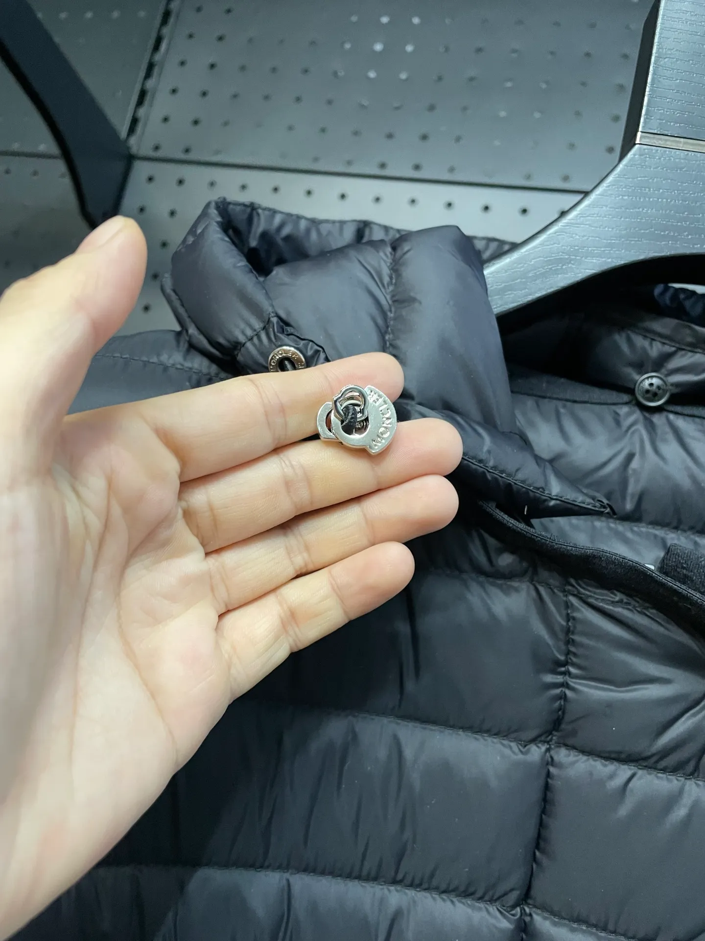 P760 Moncler recently launched OREDONNE women's mid-length slim belted goose down jacket. ✨Complete three labels, synchronized with counters ✨90% goose down filling ✨Slim-fitting waistband design, not picky. Milanese brand Moncler is a benchmark brand in the ski wear industry, and it knows the secret of keeping warm in cold weather. If you want proof, just wear an oredon parka jacket. Made from durable shell and filled with down for added warmth, the silhouette features a quilted and drawstring hood and an elasticated hem for extra protection on chilly days.  Moncler shell down jacket 100% polyamide; filling 90% down, 10% feather; lining 100% polyamide Concealed zip fastening at front Regular fit, drawstring hood, long sleeves, elasticated sleeves and hem, brand badge on sleeves, two front straight pockets with snap buttons, waistband with elasticated waistband, quilted pattern, branded silver Sizes: 0-3