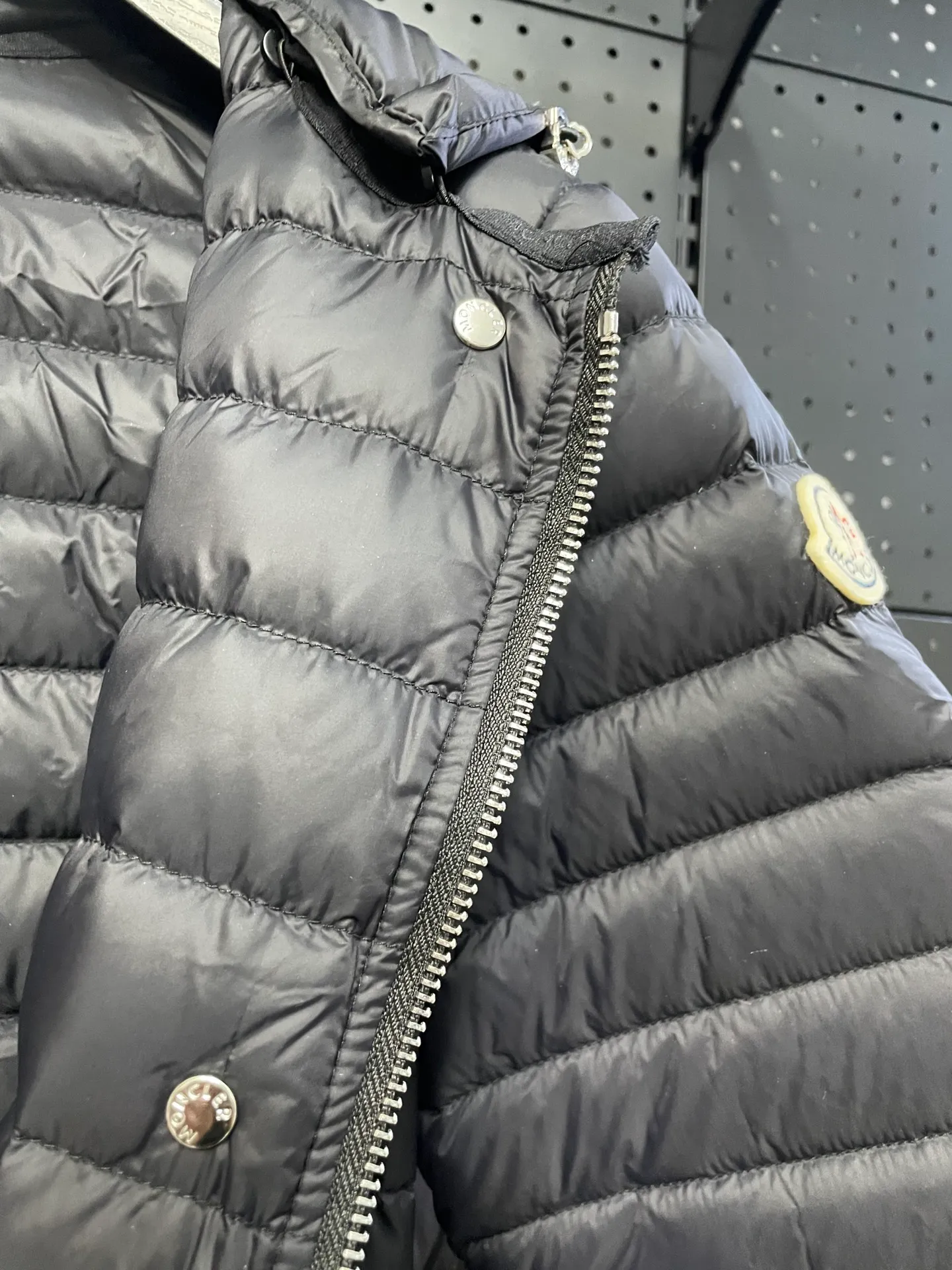 P760 Moncler recently launched OREDONNE women's mid-length slim belted goose down jacket. ✨Complete three labels, synchronized with counters ✨90% goose down filling ✨Slim-fitting waistband design, not picky. Milanese brand Moncler is a benchmark brand in the ski wear industry, and it knows the secret of keeping warm in cold weather. If you want proof, just wear an oredon parka jacket. Made from durable shell and filled with down for added warmth, the silhouette features a quilted and drawstring hood and an elasticated hem for extra protection on chilly days.  Moncler shell down jacket 100% polyamide; filling 90% down, 10% feather; lining 100% polyamide Concealed zip fastening at front Regular fit, drawstring hood, long sleeves, elasticated sleeves and hem, brand badge on sleeves, two front straight pockets with snap buttons, waistband with elasticated waistband, quilted pattern, branded silver Sizes: 0-3