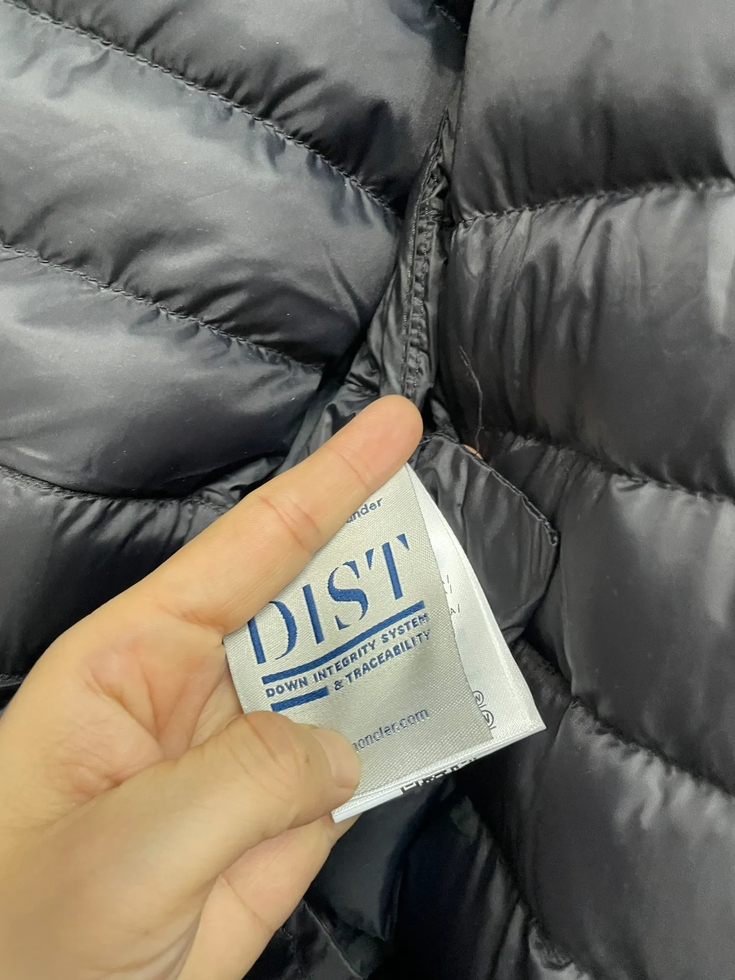 P760 Moncler recently launched OREDONNE women's mid-length slim belted goose down jacket. ✨Complete three labels, synchronized with counters ✨90% goose down filling ✨Slim-fitting waistband design, not picky. Milanese brand Moncler is a benchmark brand in the ski wear industry, and it knows the secret of keeping warm in cold weather. If you want proof, just wear an oredon parka jacket. Made from durable shell and filled with down for added warmth, the silhouette features a quilted and drawstring hood and an elasticated hem for extra protection on chilly days.  Moncler shell down jacket 100% polyamide; filling 90% down, 10% feather; lining 100% polyamide Concealed zip fastening at front Regular fit, drawstring hood, long sleeves, elasticated sleeves and hem, brand badge on sleeves, two front straight pockets with snap buttons, waistband with elasticated waistband, quilted pattern, branded silver Sizes: 0-3