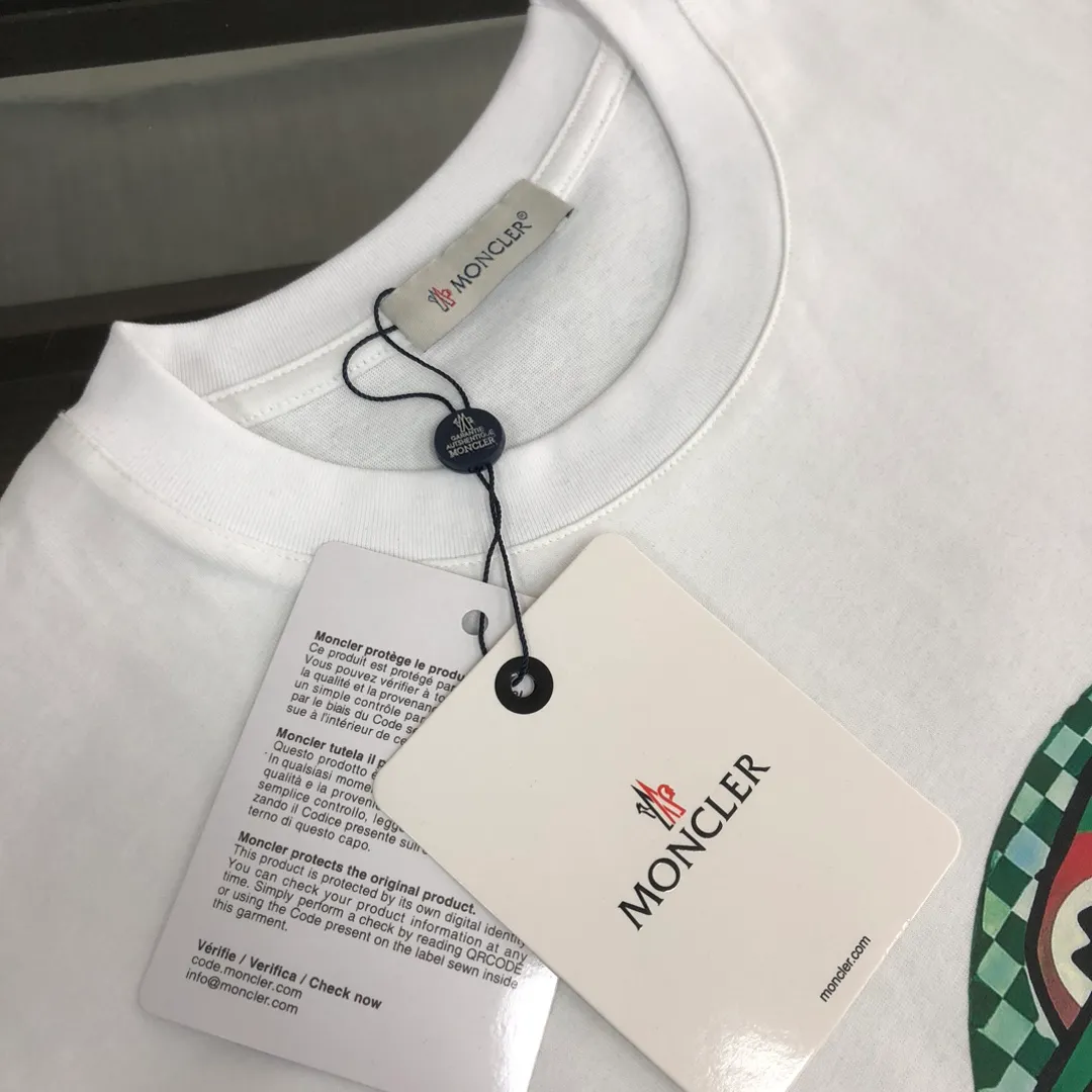 P160 🔥MONCLER The latest short-sleeved T-shirt for couples ~ brand new element pattern printing design ~ the fabric upper body is comfortable and breathable, not stiff, slim cut, made of high-end custom-made pure cotton fabric! The upper body is comfortable and stylish, and it can be worn alone as an inner layer. It is a must-have for fashionistas! ! ! Color: Black White Size: S～XL (please state your height and weight when placing an order)