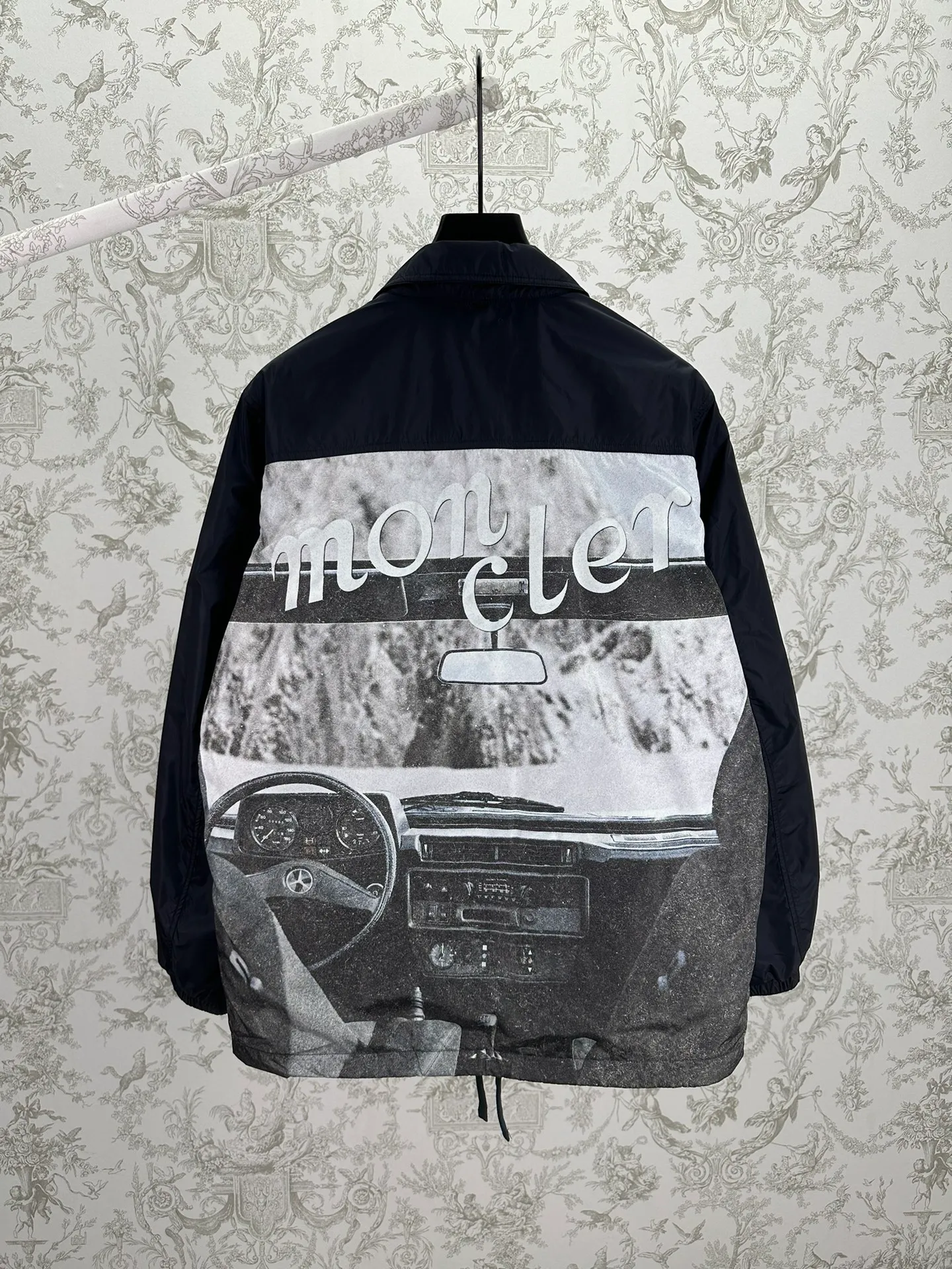 P830 Masked 25ss new MONCLER GENIUS x Mercedes-Benz by Nigo joint model pattern printed lapel zipper long-sleeved jacket men's navy blue code number: 1.2.3.4.5.