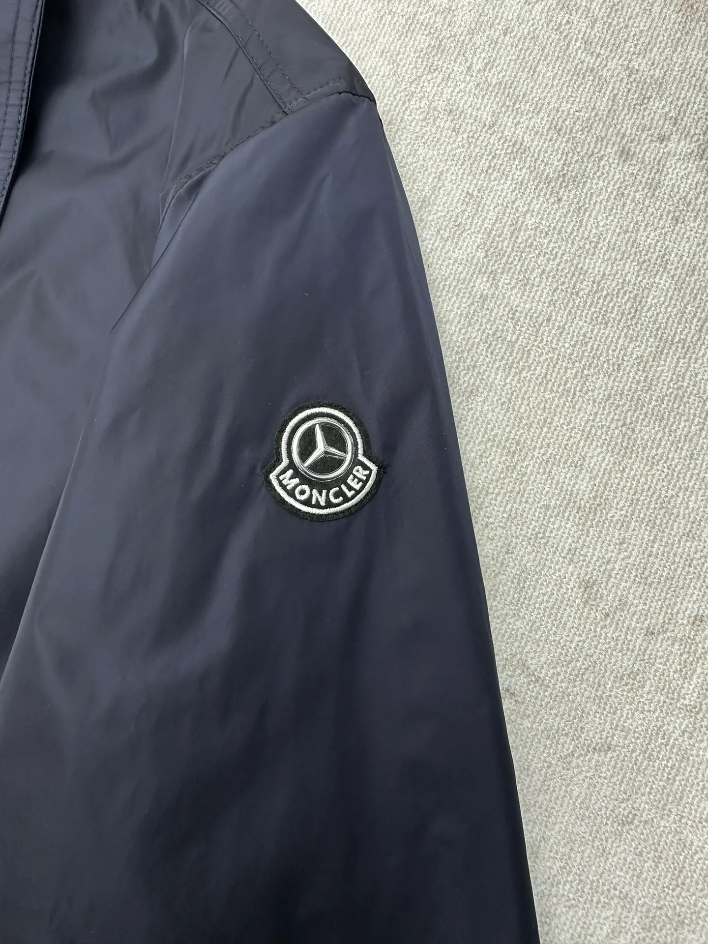 P830 Masked 25ss new MONCLER GENIUS x Mercedes-Benz by Nigo joint model pattern printed lapel zipper long-sleeved jacket men's navy blue code number: 1.2.3.4.5.