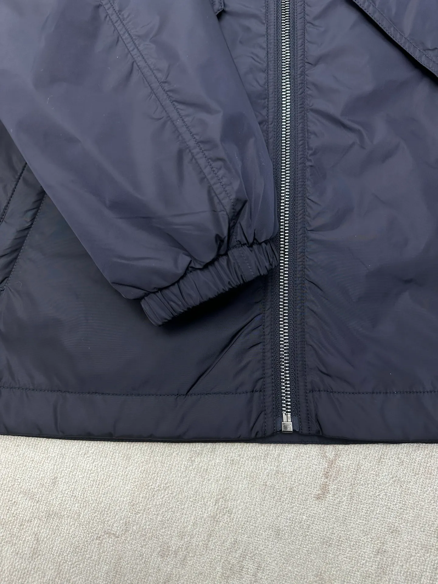 P830 Masked 25ss new MONCLER GENIUS x Mercedes-Benz by Nigo joint model pattern printed lapel zipper long-sleeved jacket men's navy blue code number: 1.2.3.4.5.