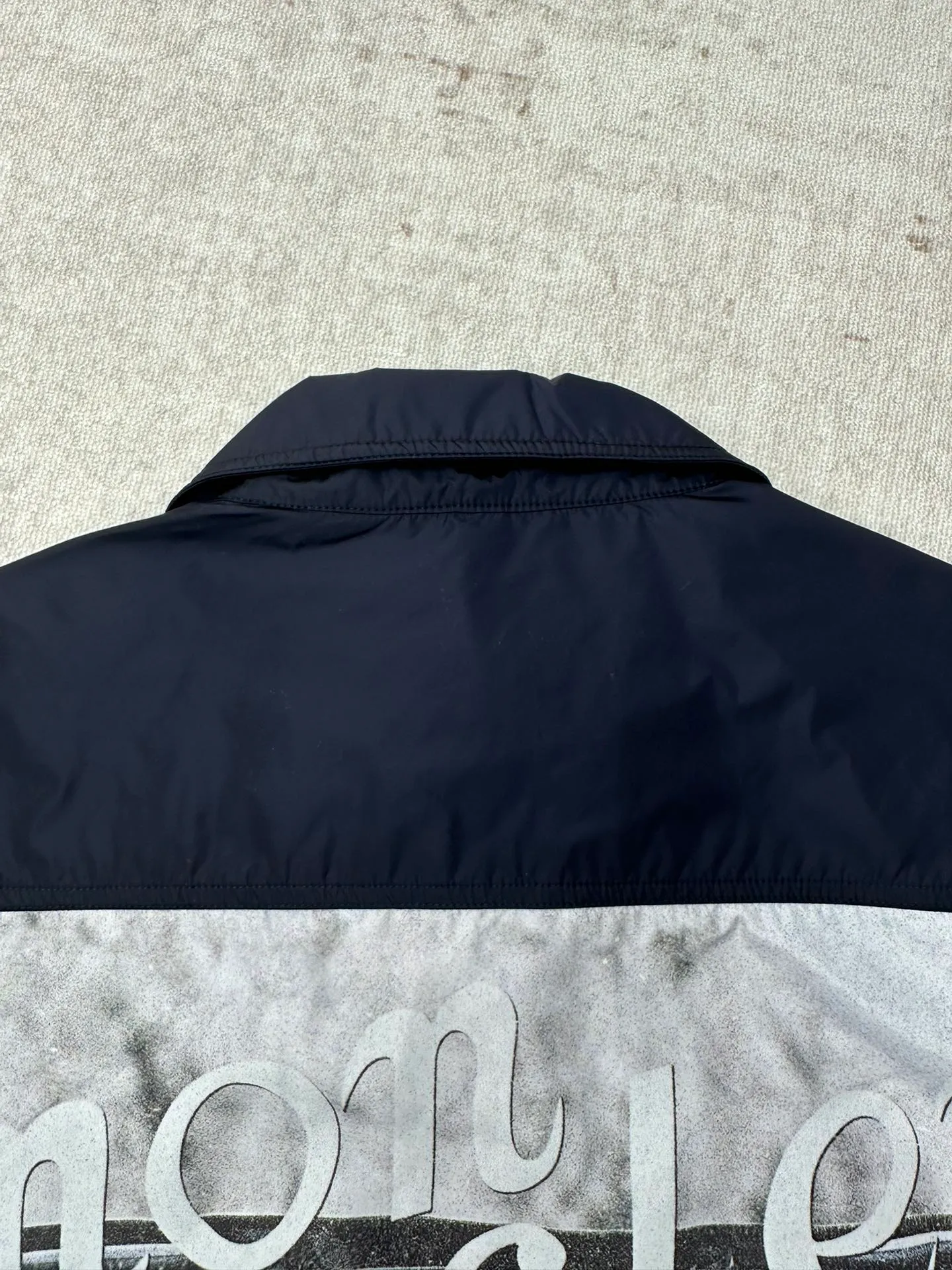 P830 Masked 25ss new MONCLER GENIUS x Mercedes-Benz by Nigo joint model pattern printed lapel zipper long-sleeved jacket men's navy blue code number: 1.2.3.4.5.