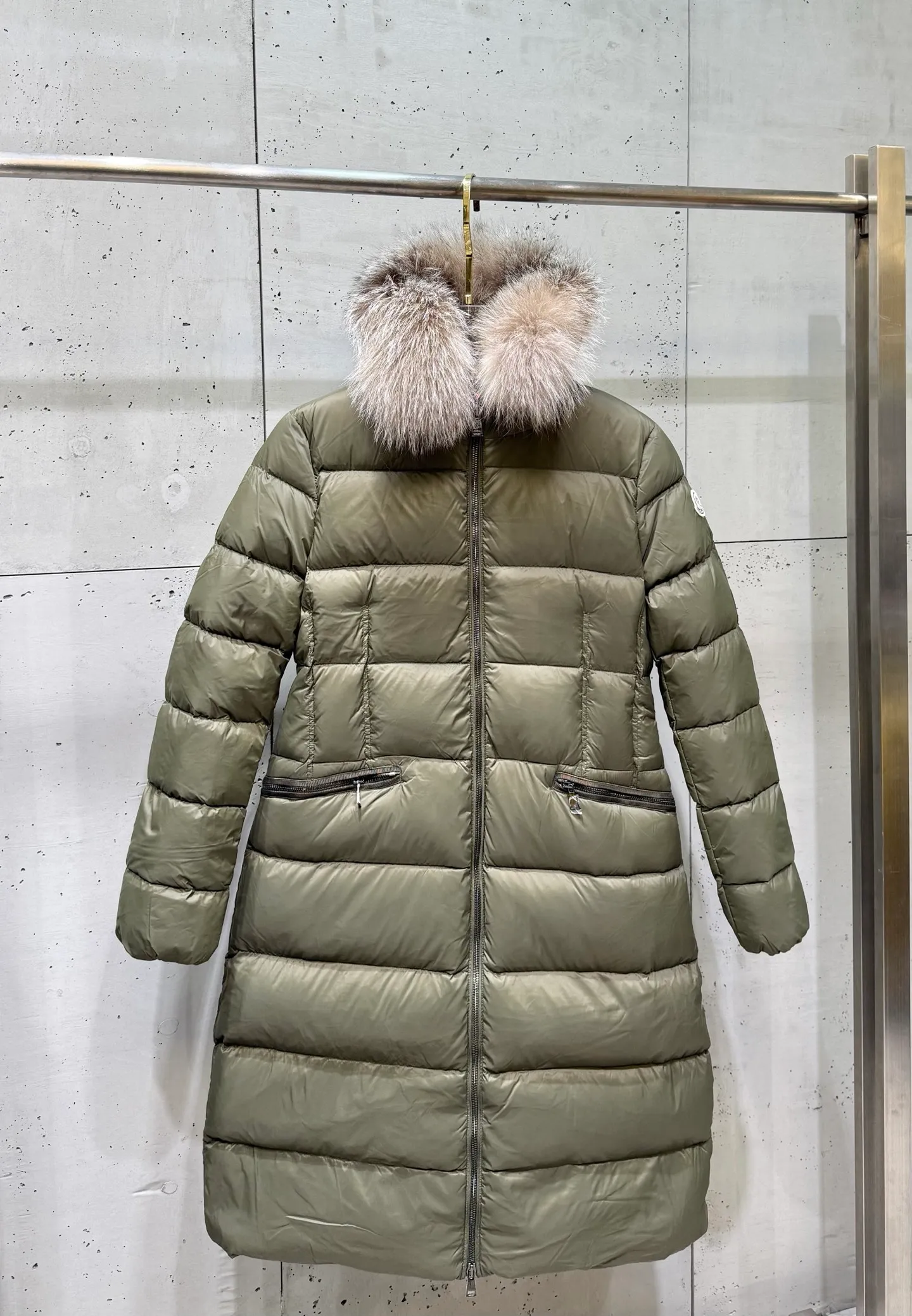 P1160 Moncler Boedic Long Women's Long Top Boedic long down combines exquisite materials and attention to details. Its timeless and elegant fashion design can provide you with a warm and caring wearing experience. The Boedic long down style features a waist-cinching belt to accentuate the feminine silhouette for a stylish winter look. Comfortable hood with rich fleece trim that can be easily removed to suit your mood and weather conditions Size : 1-4.