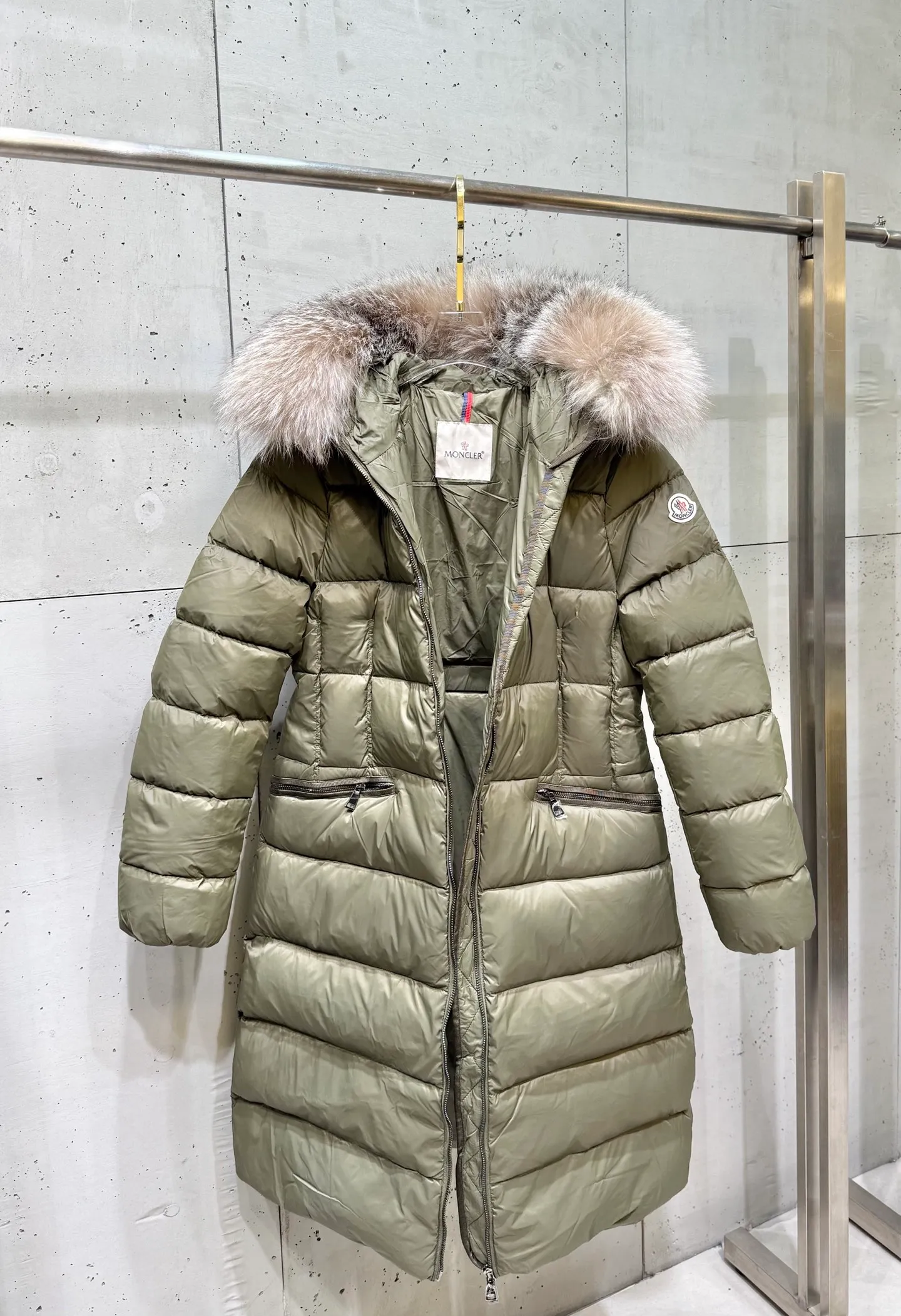 P1160 Moncler Boedic Long Women's Long Top Boedic long down combines exquisite materials and attention to details. Its timeless and elegant fashion design can provide you with a warm and caring wearing experience. The Boedic long down style features a waist-cinching belt to accentuate the feminine silhouette for a stylish winter look. Comfortable hood with rich fleece trim that can be easily removed to suit your mood and weather conditions Size : 1-4.