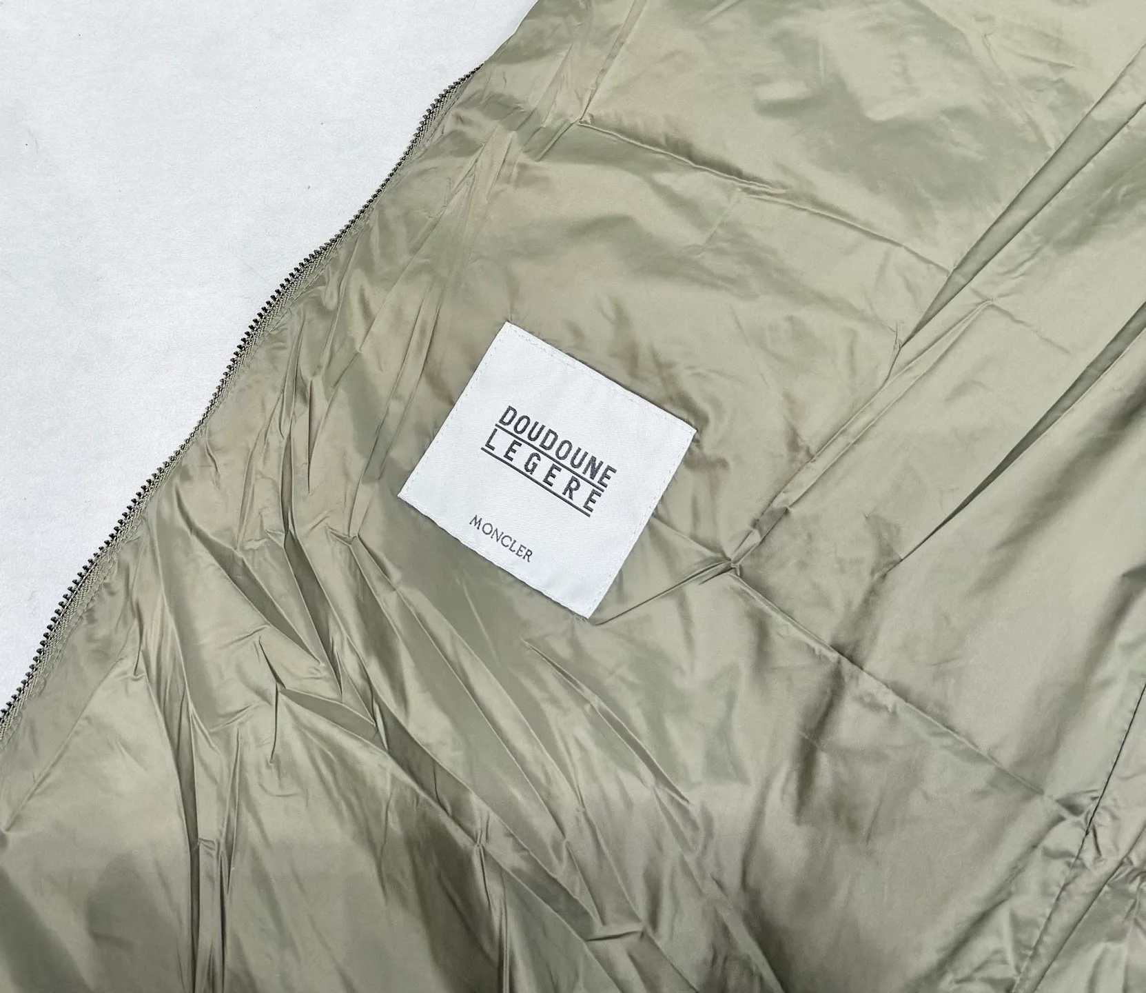 P1160 Moncler Boedic Long Women's Long Top Boedic long down combines exquisite materials and attention to details. Its timeless and elegant fashion design can provide you with a warm and caring wearing experience. The Boedic long down style features a waist-cinching belt to accentuate the feminine silhouette for a stylish winter look. Comfortable hood with rich fleece trim that can be easily removed to suit your mood and weather conditions Size : 1-4.