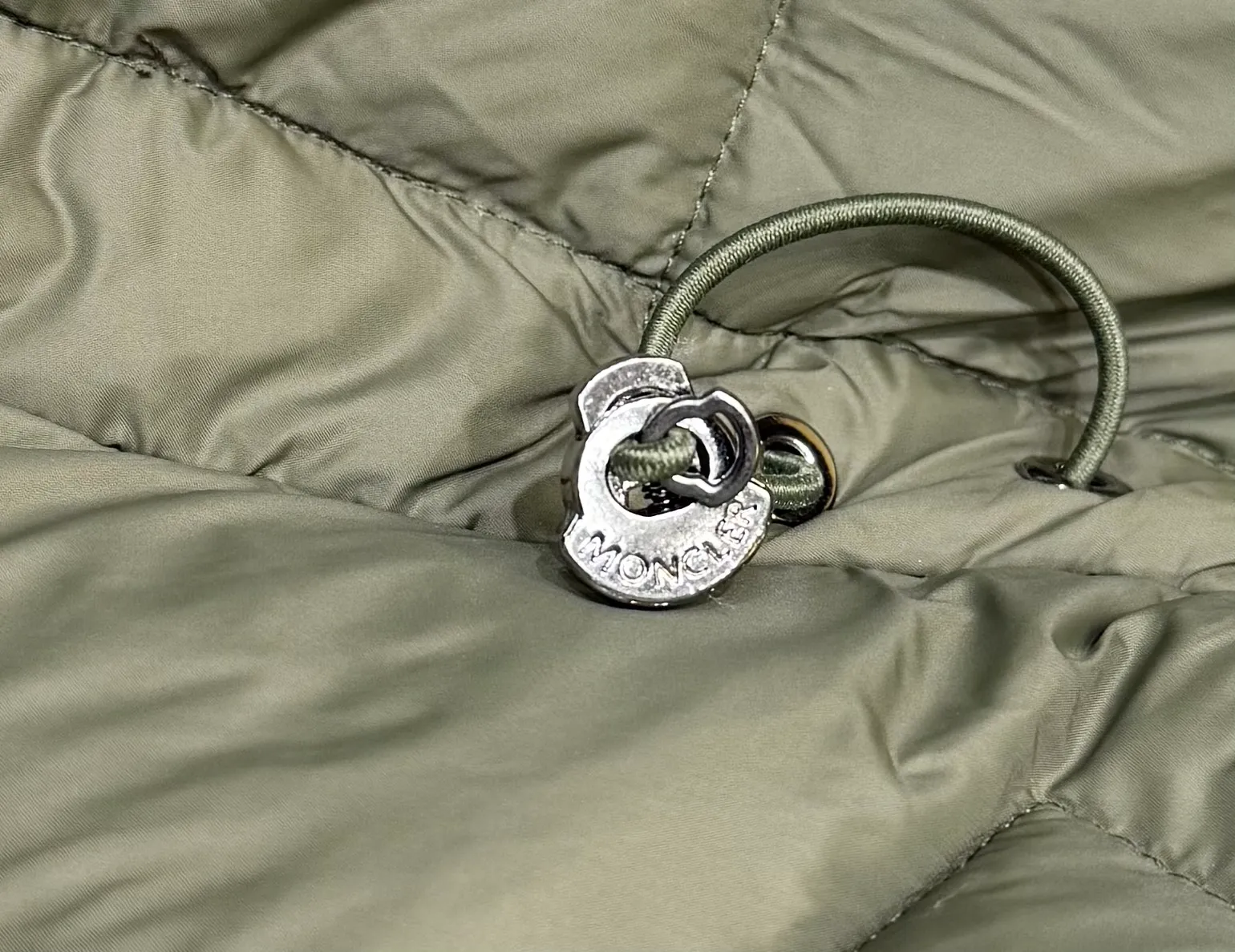 P1160 Moncler Boedic Long Women's Long Top Boedic long down combines exquisite materials and attention to details. Its timeless and elegant fashion design can provide you with a warm and caring wearing experience. The Boedic long down style features a waist-cinching belt to accentuate the feminine silhouette for a stylish winter look. Comfortable hood with rich fleece trim that can be easily removed to suit your mood and weather conditions Size : 1-4.