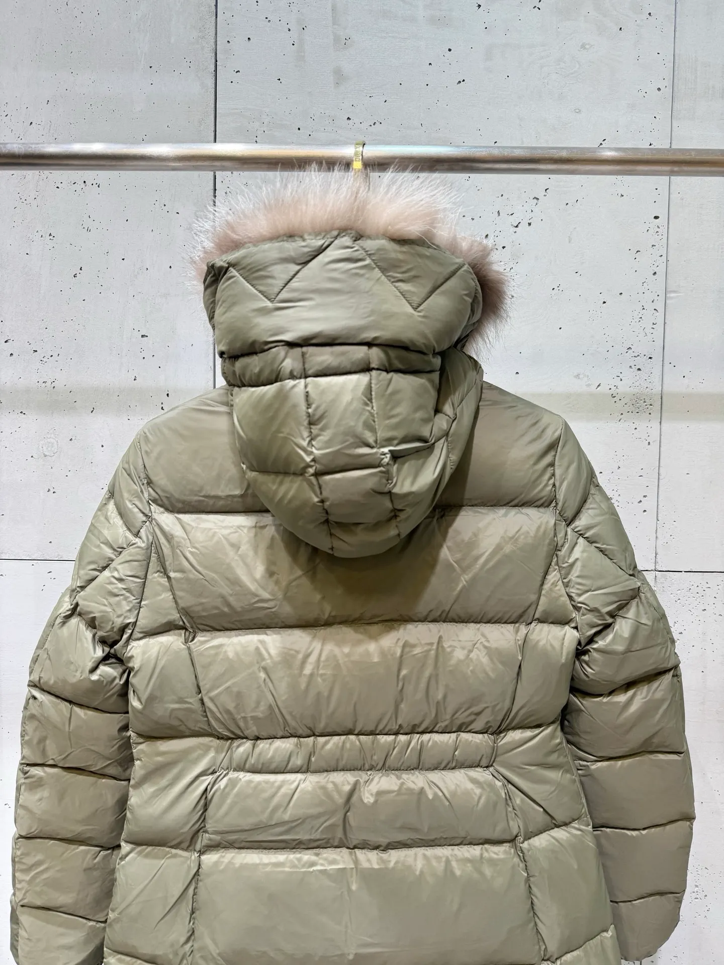 P1160 Moncler Boedic Long Women's Long Top Boedic long down combines exquisite materials and attention to details. Its timeless and elegant fashion design can provide you with a warm and caring wearing experience. The Boedic long down style features a waist-cinching belt to accentuate the feminine silhouette for a stylish winter look. Comfortable hood with rich fleece trim that can be easily removed to suit your mood and weather conditions Size : 1-4.