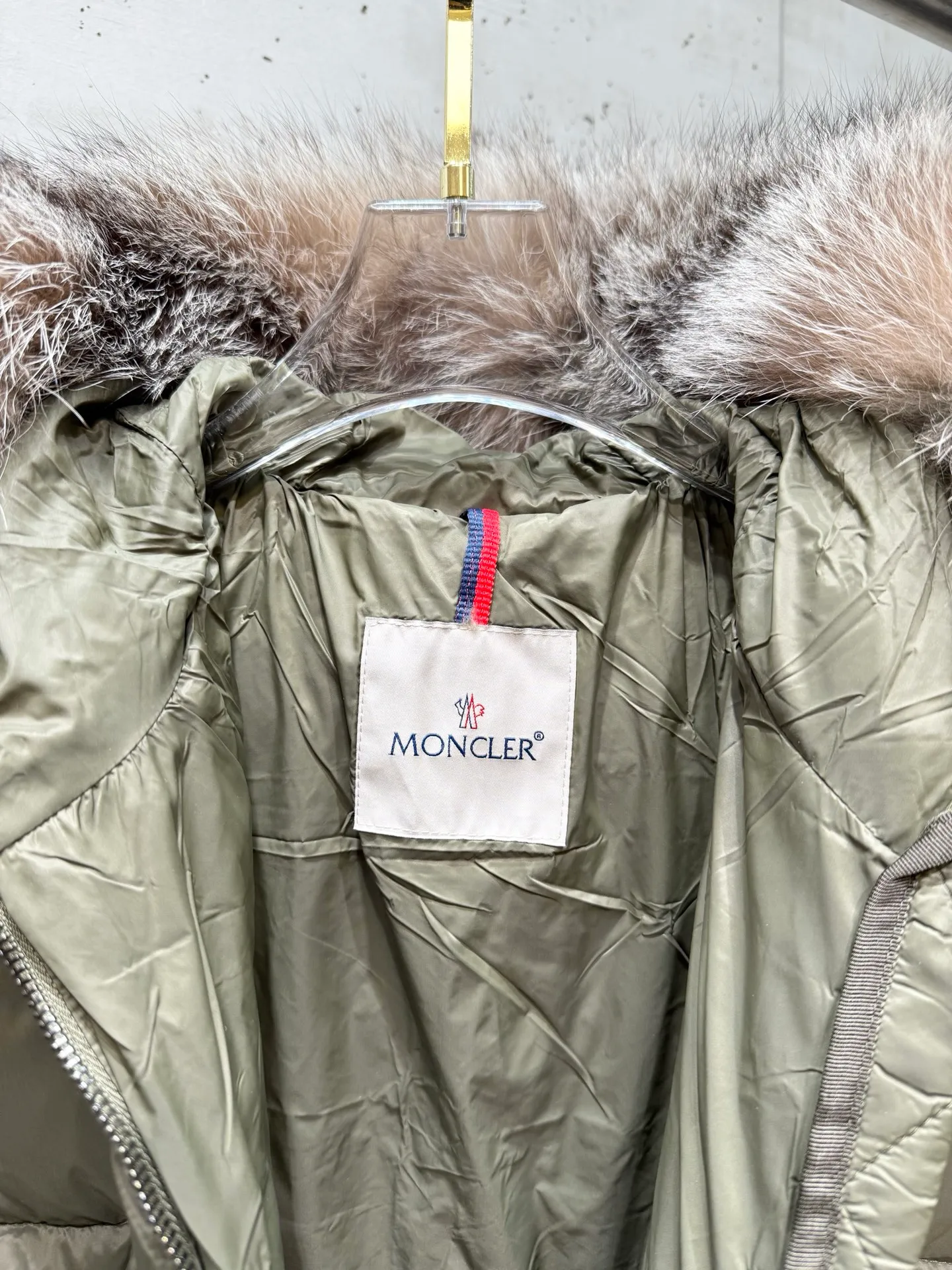 P1160 Moncler Boedic Long Women's Long Top Boedic long down combines exquisite materials and attention to details. Its timeless and elegant fashion design can provide you with a warm and caring wearing experience. The Boedic long down style features a waist-cinching belt to accentuate the feminine silhouette for a stylish winter look. Comfortable hood with rich fleece trim that can be easily removed to suit your mood and weather conditions Size : 1-4.