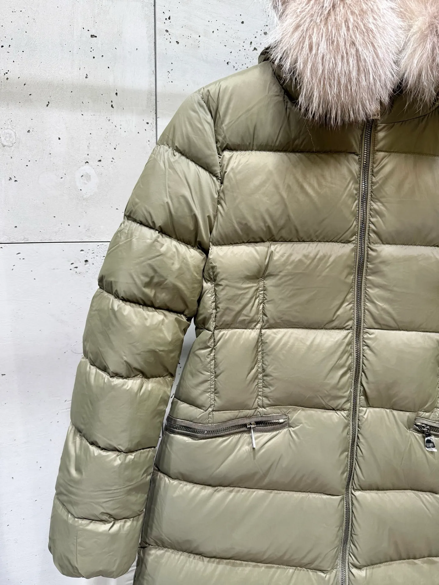 P1160 Moncler Boedic Long Women's Long Top Boedic long down combines exquisite materials and attention to details. Its timeless and elegant fashion design can provide you with a warm and caring wearing experience. The Boedic long down style features a waist-cinching belt to accentuate the feminine silhouette for a stylish winter look. Comfortable hood with rich fleece trim that can be easily removed to suit your mood and weather conditions Size : 1-4.