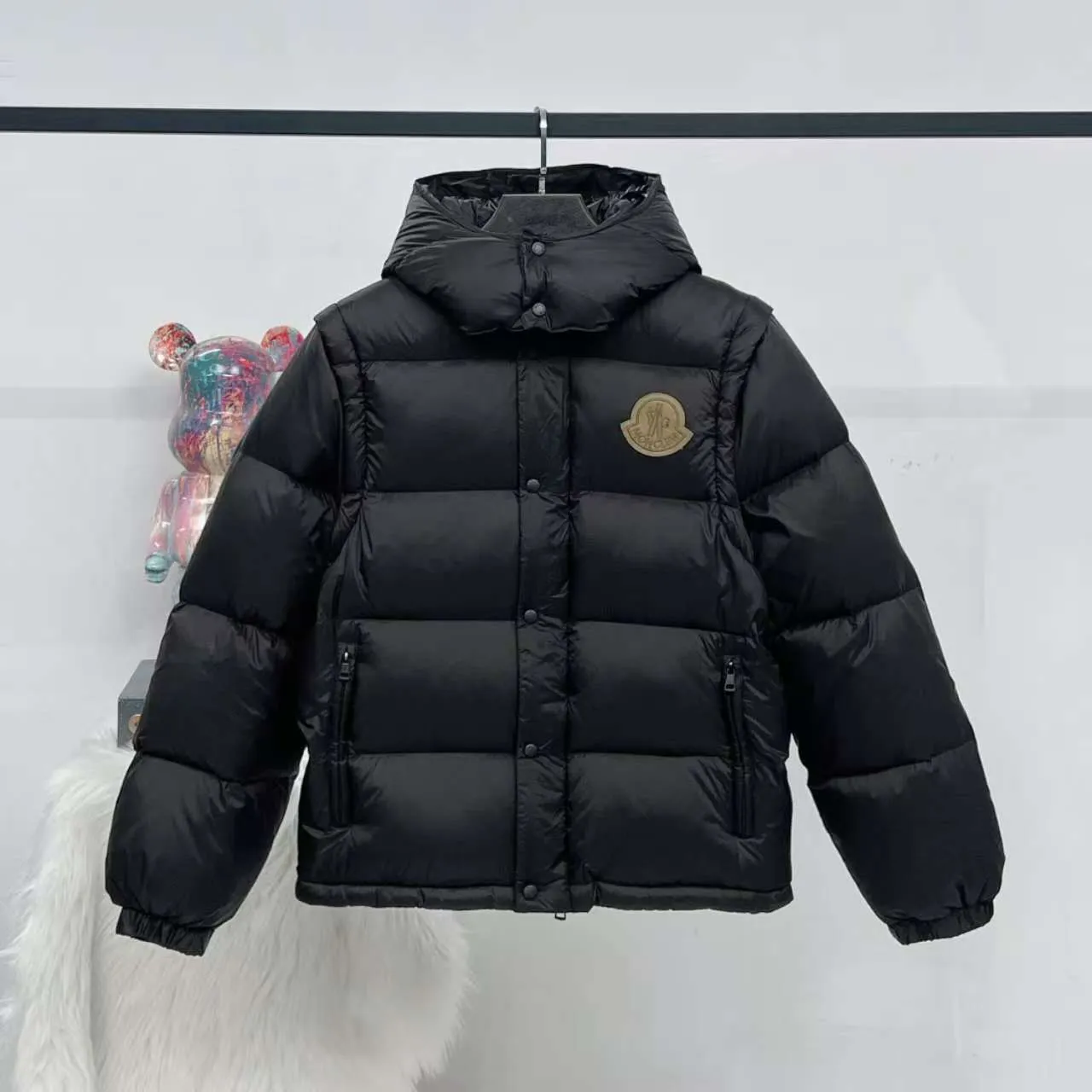 P880 Top version] Large goods hanging photo Moncler Cyclone two-in-one down jacket. One piece to easily survive the winter. Instantly transform into / jacket / hooded vest / stand collar vest / hooded down jacket. The Cyclone down jacket is equipped with detachable sleeves and can be worn as a vest or jacket. Featuring a new, simple silhouette. This short down jacket is made from nylon and features easily removable sleeves, allowing you to convert the jacket into a vest. A removable hood and contrast lining complete the design. It has achieved a series of misunderstandings such as the original NFC inductive anti-counterfeiting chip, the national standard 95% pure white duck down, the exclusive use of top-grade down on the market, and never fake goose down. Perfect filling using direct velvet filling technology, the fluffy texture is very good. The lightness, warmth and cold protection ability are improved to the maximum. The original processing factory produces electroplated hardware, all customized by the original factory, and not all types of replicas on the market. Style number: 5610 Color: black Code number: 1.2.3.4.5