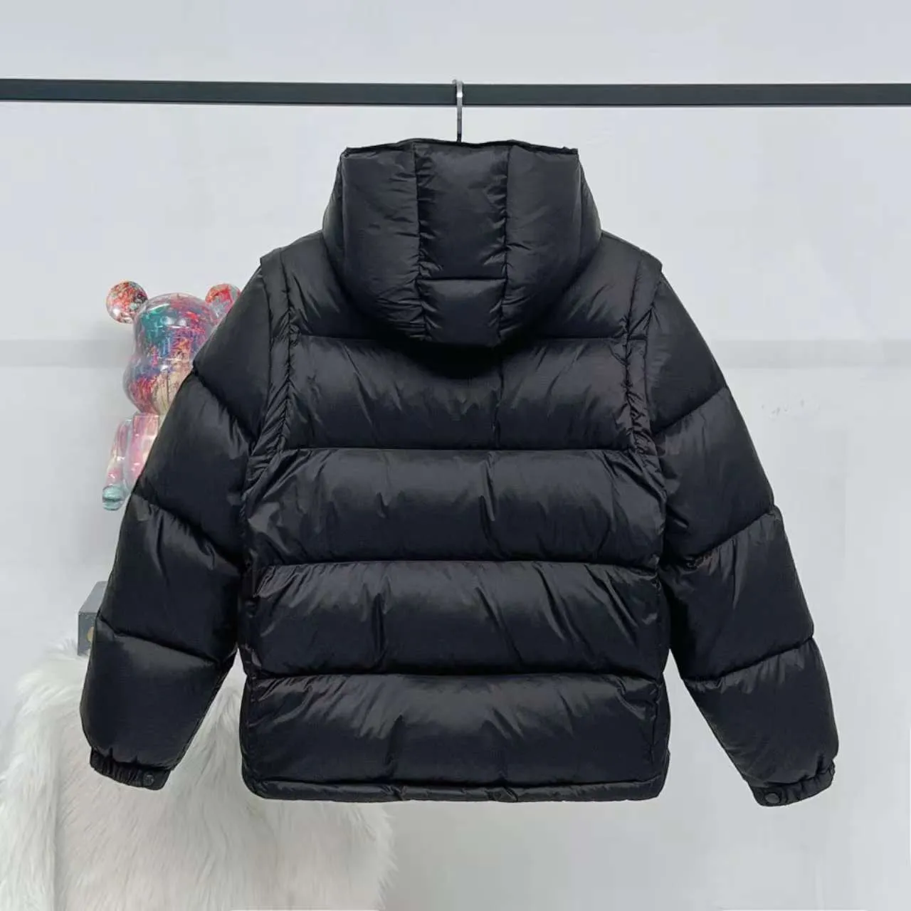 P880 Top version] Large goods hanging photo Moncler Cyclone two-in-one down jacket. One piece to easily survive the winter. Instantly transform into / jacket / hooded vest / stand collar vest / hooded down jacket. The Cyclone down jacket is equipped with detachable sleeves and can be worn as a vest or jacket. Featuring a new, simple silhouette. This short down jacket is made from nylon and features easily removable sleeves, allowing you to convert the jacket into a vest. A removable hood and contrast lining complete the design. It has achieved a series of misunderstandings such as the original NFC inductive anti-counterfeiting chip, the national standard 95% pure white duck down, the exclusive use of top-grade down on the market, and never fake goose down. Perfect filling using direct velvet filling technology, the fluffy texture is very good. The lightness, warmth and cold protection ability are improved to the maximum. The original processing factory produces electroplated hardware, all customized by the original factory, and not all types of replicas on the market. Style number: 5610 Color: black Code number: 1.2.3.4.5