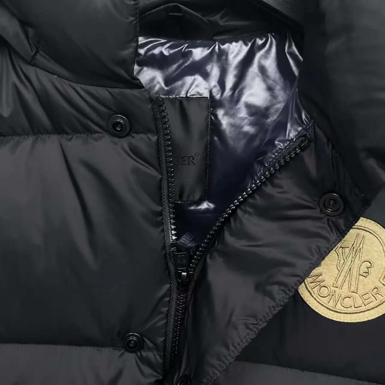 P880 Top version] Large goods hanging photo Moncler Cyclone two-in-one down jacket. One piece to easily survive the winter. Instantly transform into / jacket / hooded vest / stand collar vest / hooded down jacket. The Cyclone down jacket is equipped with detachable sleeves and can be worn as a vest or jacket. Featuring a new, simple silhouette. This short down jacket is made from nylon and features easily removable sleeves, allowing you to convert the jacket into a vest. A removable hood and contrast lining complete the design. It has achieved a series of misunderstandings such as the original NFC inductive anti-counterfeiting chip, the national standard 95% pure white duck down, the exclusive use of top-grade down on the market, and never fake goose down. Perfect filling using direct velvet filling technology, the fluffy texture is very good. The lightness, warmth and cold protection ability are improved to the maximum. The original processing factory produces electroplated hardware, all customized by the original factory, and not all types of replicas on the market. Style number: 5610 Color: black Code number: 1.2.3.4.5