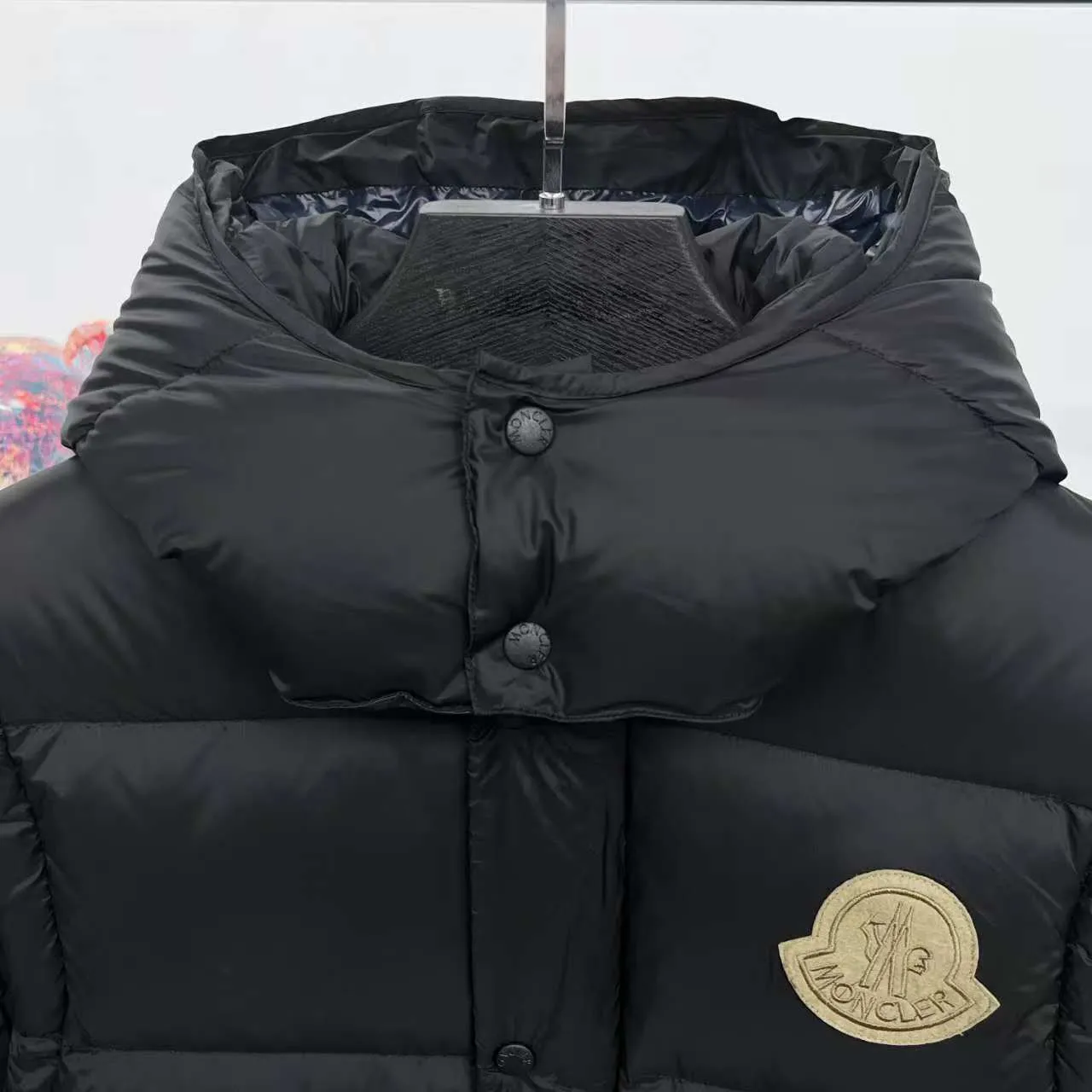 P880 Top version] Large goods hanging photo Moncler Cyclone two-in-one down jacket. One piece to easily survive the winter. Instantly transform into / jacket / hooded vest / stand collar vest / hooded down jacket. The Cyclone down jacket is equipped with detachable sleeves and can be worn as a vest or jacket. Featuring a new, simple silhouette. This short down jacket is made from nylon and features easily removable sleeves, allowing you to convert the jacket into a vest. A removable hood and contrast lining complete the design. It has achieved a series of misunderstandings such as the original NFC inductive anti-counterfeiting chip, the national standard 95% pure white duck down, the exclusive use of top-grade down on the market, and never fake goose down. Perfect filling using direct velvet filling technology, the fluffy texture is very good. The lightness, warmth and cold protection ability are improved to the maximum. The original processing factory produces electroplated hardware, all customized by the original factory, and not all types of replicas on the market. Style number: 5610 Color: black Code number: 1.2.3.4.5