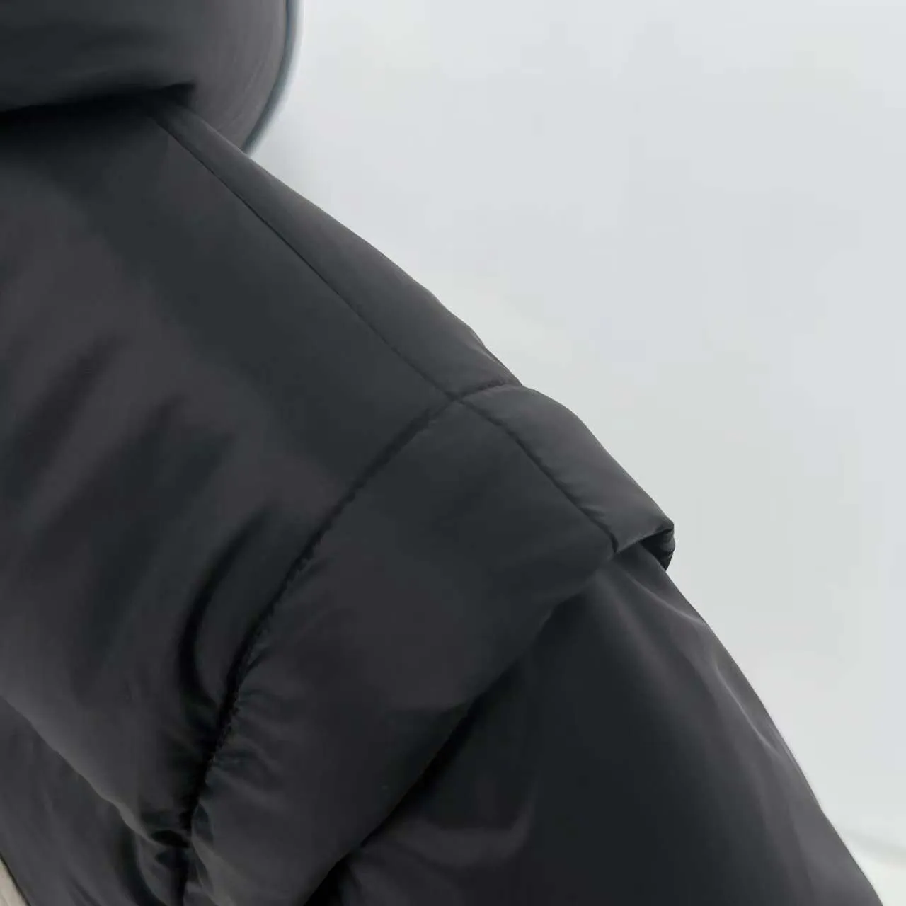 P880 Top version] Large goods hanging photo Moncler Cyclone two-in-one down jacket. One piece to easily survive the winter. Instantly transform into / jacket / hooded vest / stand collar vest / hooded down jacket. The Cyclone down jacket is equipped with detachable sleeves and can be worn as a vest or jacket. Featuring a new, simple silhouette. This short down jacket is made from nylon and features easily removable sleeves, allowing you to convert the jacket into a vest. A removable hood and contrast lining complete the design. It has achieved a series of misunderstandings such as the original NFC inductive anti-counterfeiting chip, the national standard 95% pure white duck down, the exclusive use of top-grade down on the market, and never fake goose down. Perfect filling using direct velvet filling technology, the fluffy texture is very good. The lightness, warmth and cold protection ability are improved to the maximum. The original processing factory produces electroplated hardware, all customized by the original factory, and not all types of replicas on the market. Style number: 5610 Color: black Code number: 1.2.3.4.5