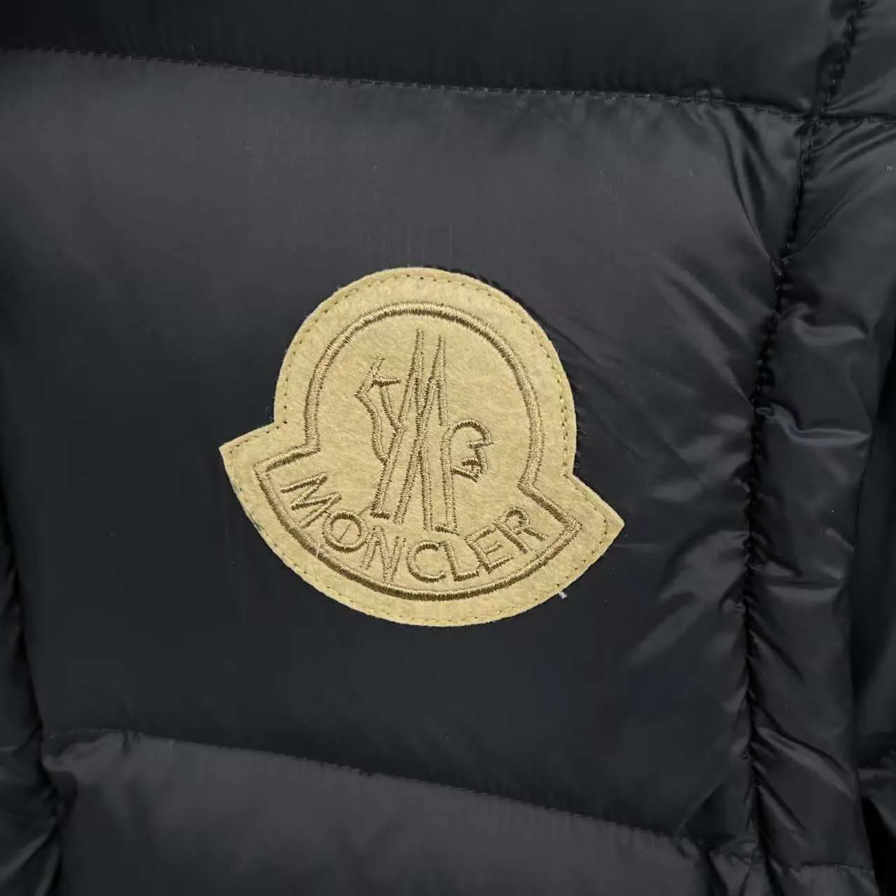 P880 Top version] Large goods hanging photo Moncler Cyclone two-in-one down jacket. One piece to easily survive the winter. Instantly transform into / jacket / hooded vest / stand collar vest / hooded down jacket. The Cyclone down jacket is equipped with detachable sleeves and can be worn as a vest or jacket. Featuring a new, simple silhouette. This short down jacket is made from nylon and features easily removable sleeves, allowing you to convert the jacket into a vest. A removable hood and contrast lining complete the design. It has achieved a series of misunderstandings such as the original NFC inductive anti-counterfeiting chip, the national standard 95% pure white duck down, the exclusive use of top-grade down on the market, and never fake goose down. Perfect filling using direct velvet filling technology, the fluffy texture is very good. The lightness, warmth and cold protection ability are improved to the maximum. The original processing factory produces electroplated hardware, all customized by the original factory, and not all types of replicas on the market. Style number: 5610 Color: black Code number: 1.2.3.4.5
