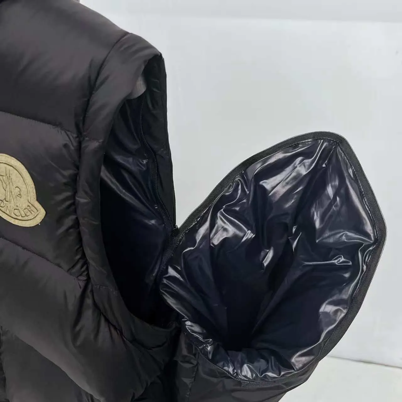 P880 Top version] Large goods hanging photo Moncler Cyclone two-in-one down jacket. One piece to easily survive the winter. Instantly transform into / jacket / hooded vest / stand collar vest / hooded down jacket. The Cyclone down jacket is equipped with detachable sleeves and can be worn as a vest or jacket. Featuring a new, simple silhouette. This short down jacket is made from nylon and features easily removable sleeves, allowing you to convert the jacket into a vest. A removable hood and contrast lining complete the design. It has achieved a series of misunderstandings such as the original NFC inductive anti-counterfeiting chip, the national standard 95% pure white duck down, the exclusive use of top-grade down on the market, and never fake goose down. Perfect filling using direct velvet filling technology, the fluffy texture is very good. The lightness, warmth and cold protection ability are improved to the maximum. The original processing factory produces electroplated hardware, all customized by the original factory, and not all types of replicas on the market. Style number: 5610 Color: black Code number: 1.2.3.4.5