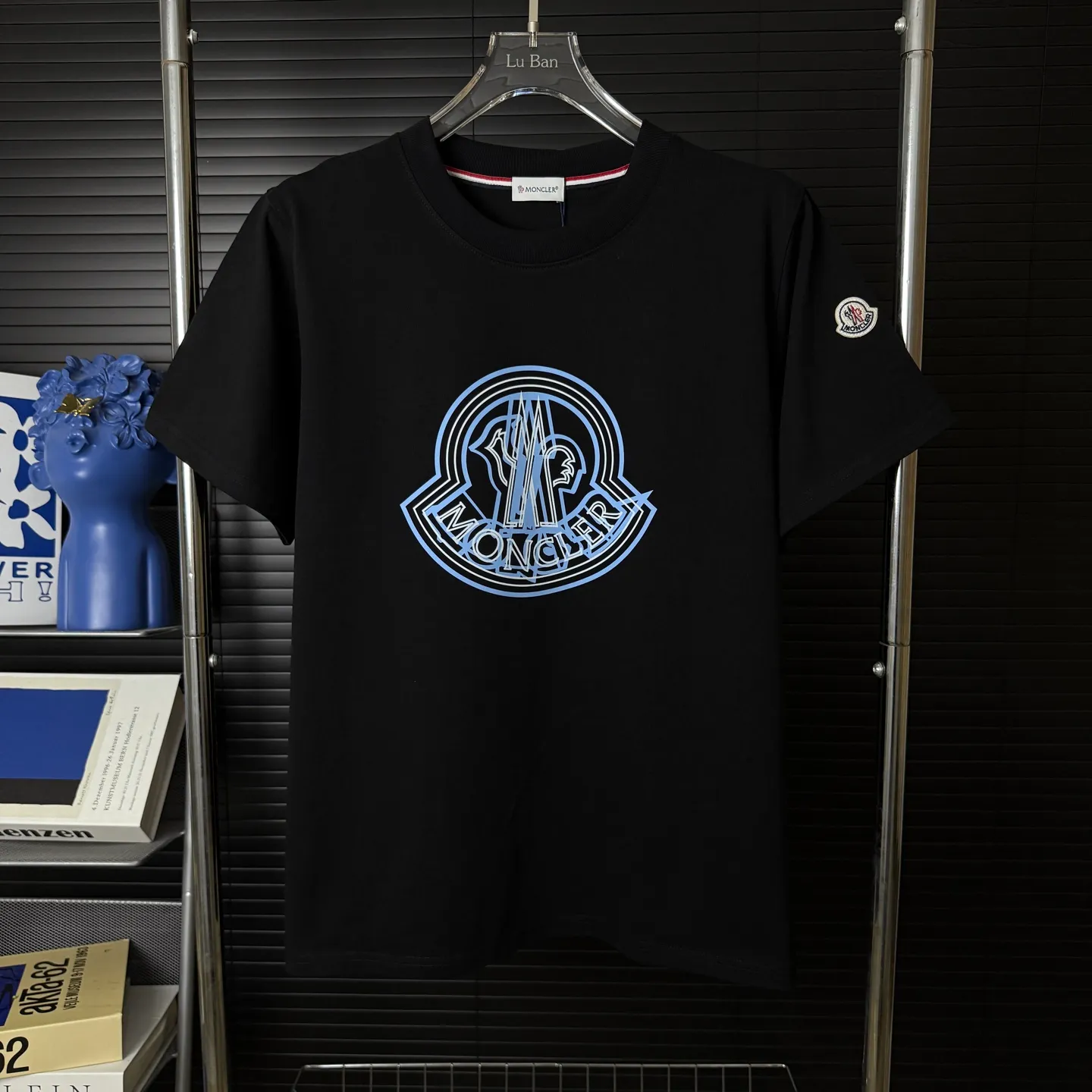 P170 A231 (Long-term replenishment, arrival the next day) MONCLER/Mask, ghosting, offset printing, letter LOGO round neck short-sleeved T-shirt, exclusive first launch high-definition The fabric is made of 300 grams of heavyweight pure cotton, customized with 32 counts of double thread, and washed twice for ready-to-wear. The fabric is comfortable and skin-friendly. It is custom-dyed fabric with high textile density and good drape. It is not easy to deform or shrink. The thick texture and compact spinning process will not affect the breathability of the fabric. The color saturation is very high. Imported Tajima embroidery technology has a good upper body effect. It is a versatile and good-looking short sleeve. The loose version covers the flesh and makes you slim. Size: S~XL Color: white black