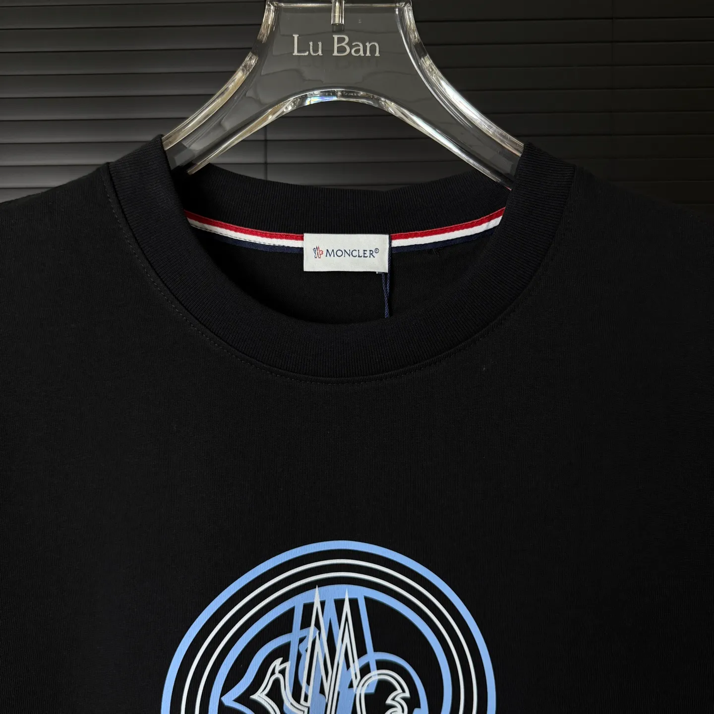 P170 A231 (Long-term replenishment, arrival the next day) MONCLER/Mask, ghosting, offset printing, letter LOGO round neck short-sleeved T-shirt, exclusive first launch high-definition The fabric is made of 300 grams of heavyweight pure cotton, customized with 32 counts of double thread, and washed twice for ready-to-wear. The fabric is comfortable and skin-friendly. It is custom-dyed fabric with high textile density and good drape. It is not easy to deform or shrink. The thick texture and compact spinning process will not affect the breathability of the fabric. The color saturation is very high. Imported Tajima embroidery technology has a good upper body effect. It is a versatile and good-looking short sleeve. The loose version covers the flesh and makes you slim. Size: S~XL Color: white black