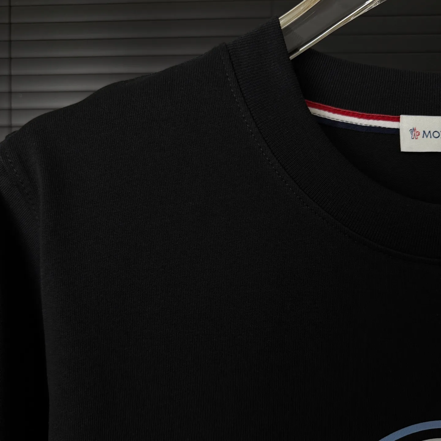 P170 A231 (Long-term replenishment, arrival the next day) MONCLER/Mask, ghosting, offset printing, letter LOGO round neck short-sleeved T-shirt, exclusive first launch high-definition The fabric is made of 300 grams of heavyweight pure cotton, customized with 32 counts of double thread, and washed twice for ready-to-wear. The fabric is comfortable and skin-friendly. It is custom-dyed fabric with high textile density and good drape. It is not easy to deform or shrink. The thick texture and compact spinning process will not affect the breathability of the fabric. The color saturation is very high. Imported Tajima embroidery technology has a good upper body effect. It is a versatile and good-looking short sleeve. The loose version covers the flesh and makes you slim. Size: S~XL Color: white black