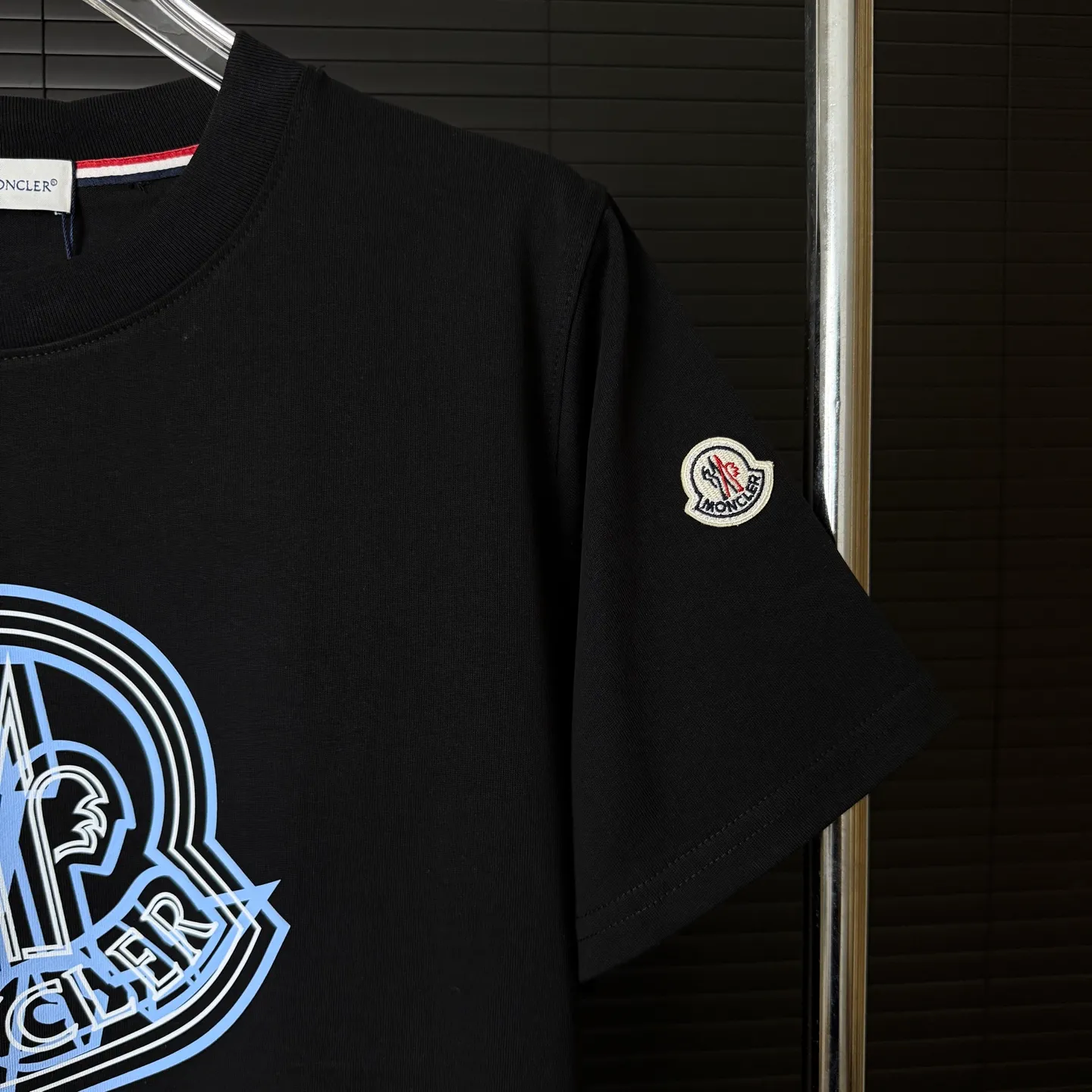 P170 A231 (Long-term replenishment, arrival the next day) MONCLER/Mask, ghosting, offset printing, letter LOGO round neck short-sleeved T-shirt, exclusive first launch high-definition The fabric is made of 300 grams of heavyweight pure cotton, customized with 32 counts of double thread, and washed twice for ready-to-wear. The fabric is comfortable and skin-friendly. It is custom-dyed fabric with high textile density and good drape. It is not easy to deform or shrink. The thick texture and compact spinning process will not affect the breathability of the fabric. The color saturation is very high. Imported Tajima embroidery technology has a good upper body effect. It is a versatile and good-looking short sleeve. The loose version covers the flesh and makes you slim. Size: S~XL Color: white black