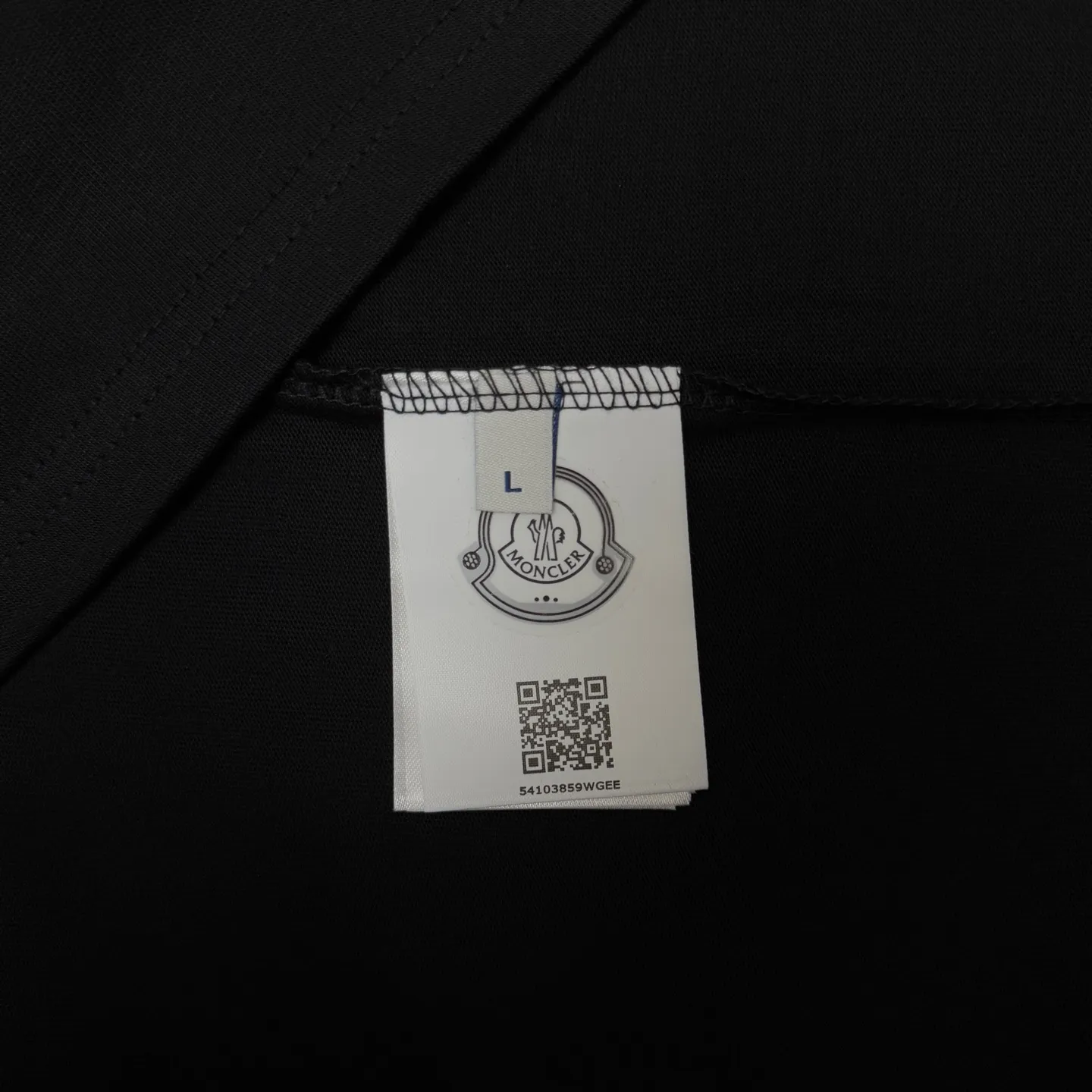 P170 A231 (Long-term replenishment, arrival the next day) MONCLER/Mask, ghosting, offset printing, letter LOGO round neck short-sleeved T-shirt, exclusive first launch high-definition The fabric is made of 300 grams of heavyweight pure cotton, customized with 32 counts of double thread, and washed twice for ready-to-wear. The fabric is comfortable and skin-friendly. It is custom-dyed fabric with high textile density and good drape. It is not easy to deform or shrink. The thick texture and compact spinning process will not affect the breathability of the fabric. The color saturation is very high. Imported Tajima embroidery technology has a good upper body effect. It is a versatile and good-looking short sleeve. The loose version covers the flesh and makes you slim. Size: S~XL Color: white black